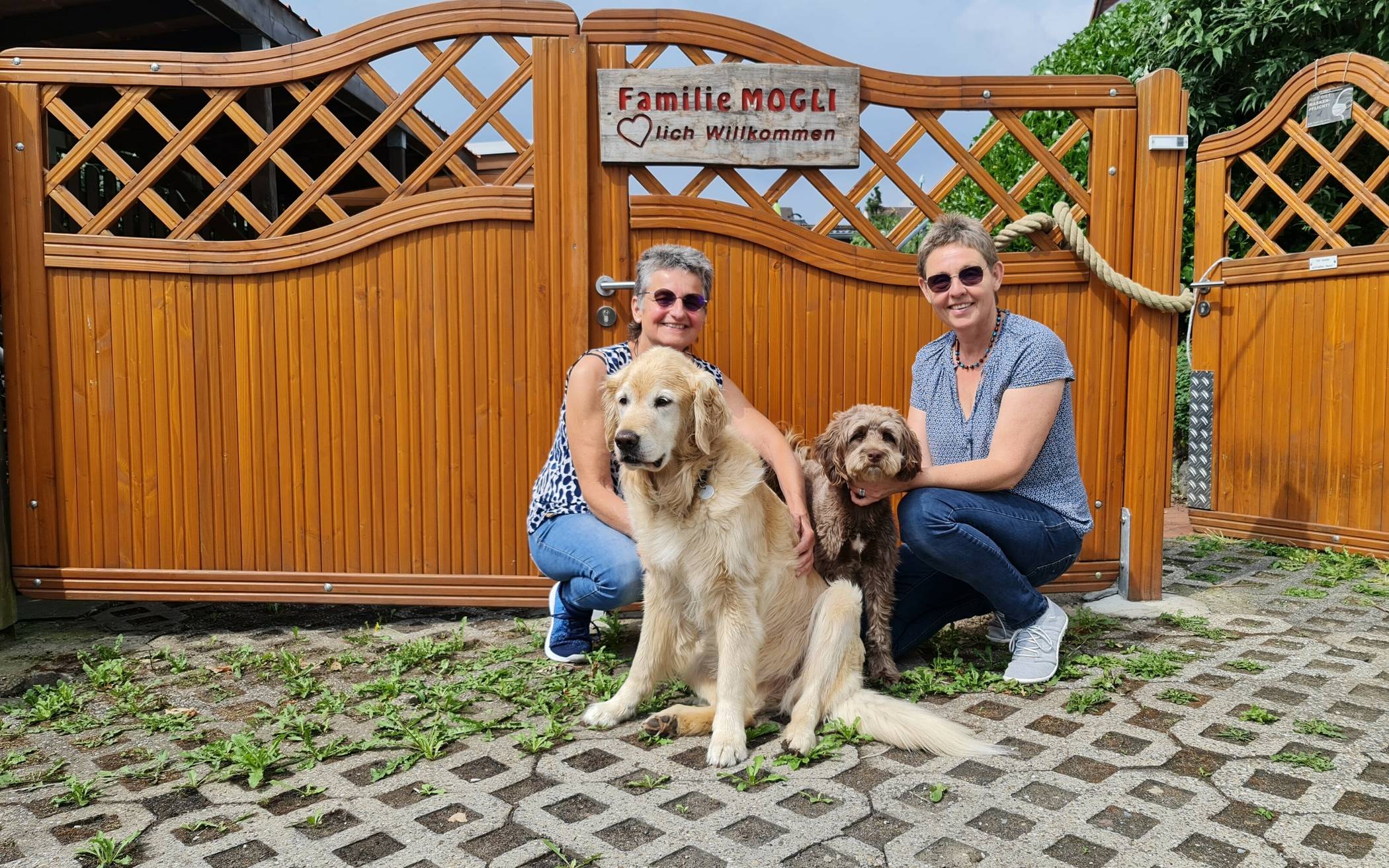  Tania Meissner (li.), Anja Knoche und die beiden Hunde Carlo (vorne) und Emma (hinten). 