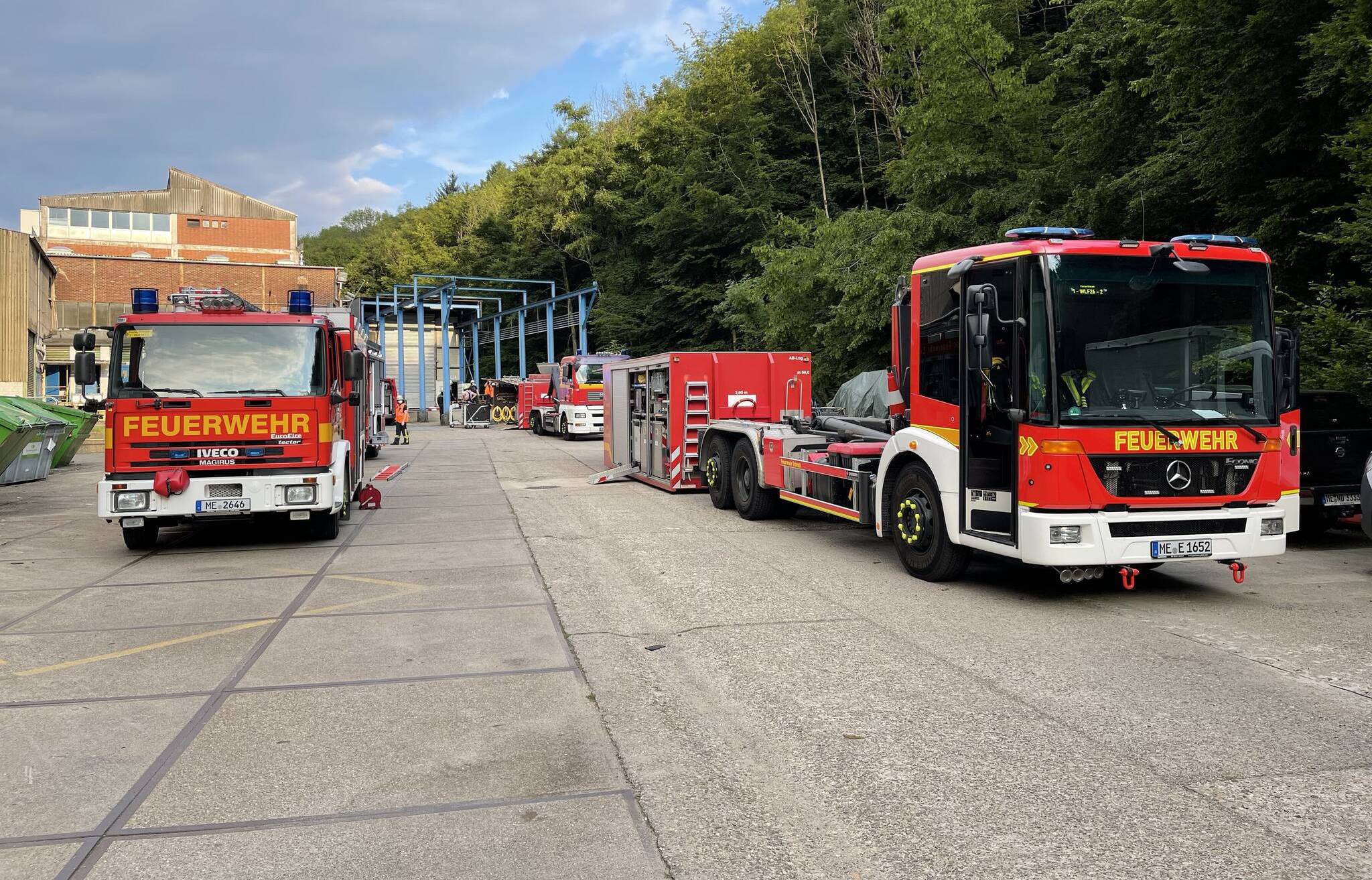 Gewässerverunreinigung der Düssel verursacht langen Feuerwehreinsatz