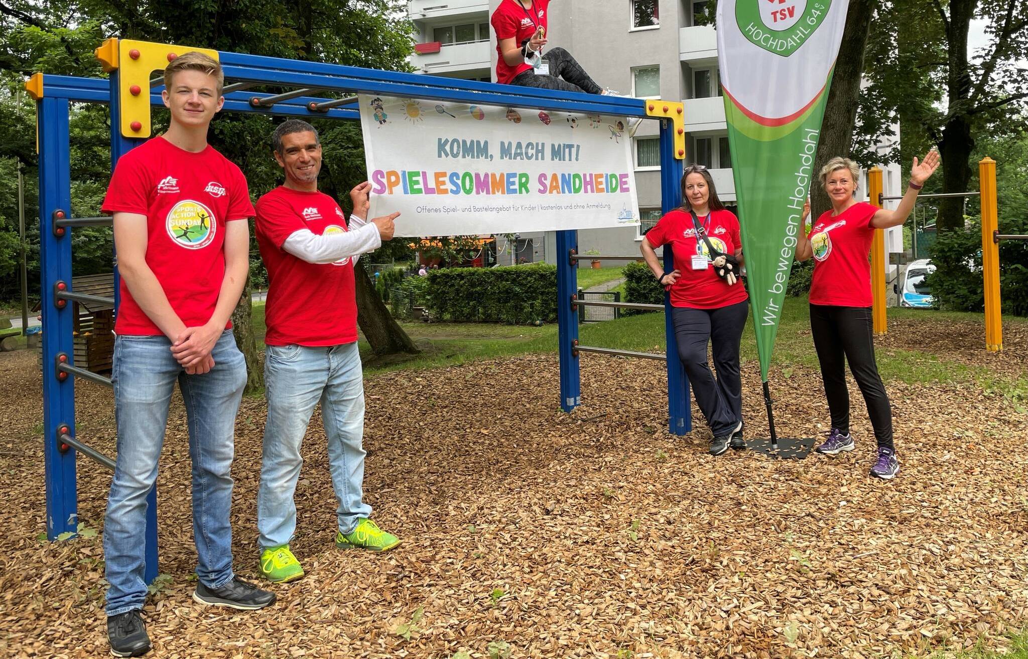  Das Team des Kinder- und Jugendzentrums des TSV Hochdahl am Spielpatz Eichendorffweg. Noch mehr Eindrücke vom Spielesommer Sandheide gibt es online auf www.lokal-anzeiger-erkrath.de. 