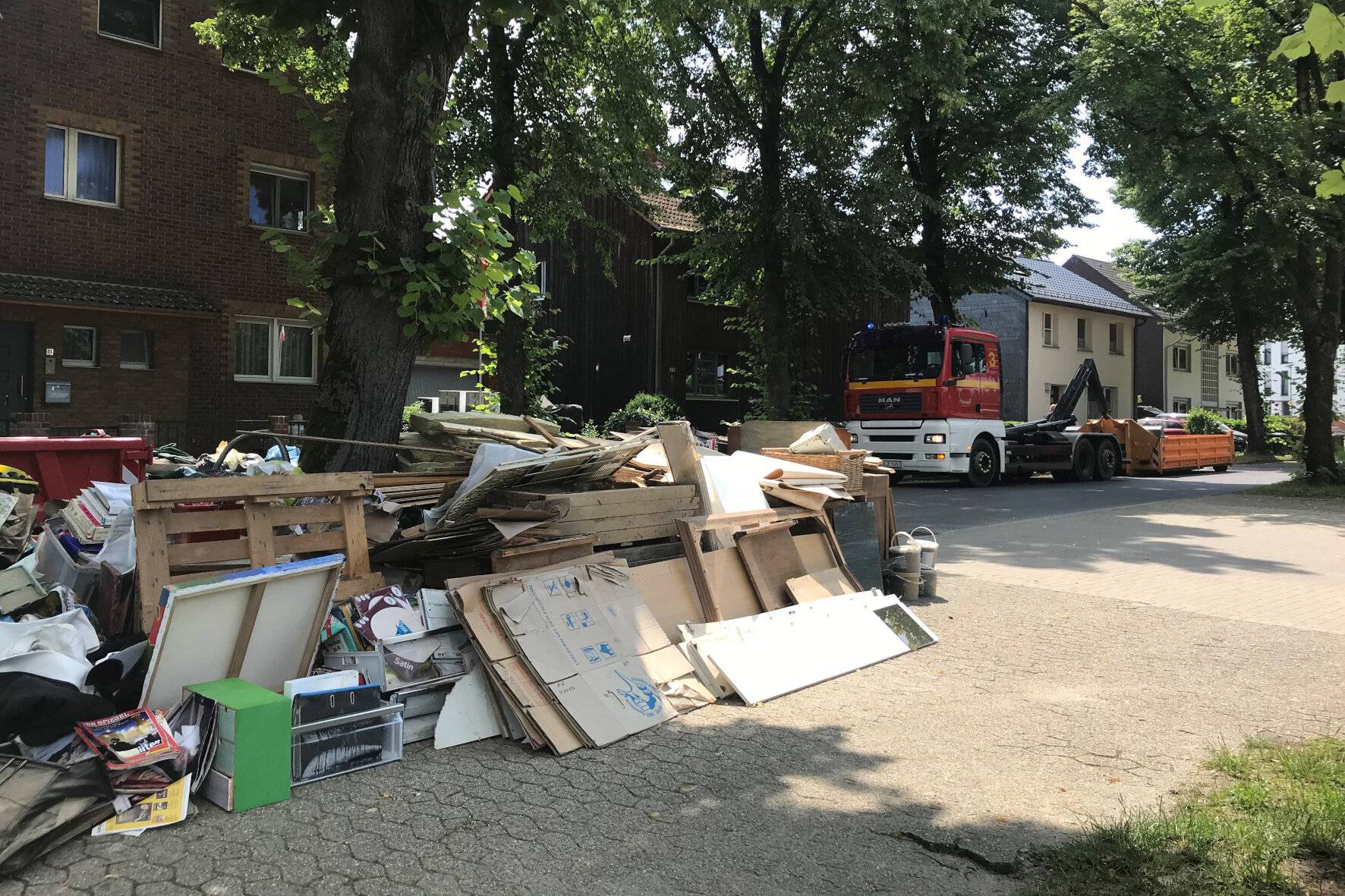  Nach wie vor finden in Erkrath, wie hier an der Gerberstraße in Alt-Erkrath, mit Unterstützung des städtischen Bauhofs und der Freiwilligen Feuerwehr mehrere Sperrgutsonderfahrten statt. 