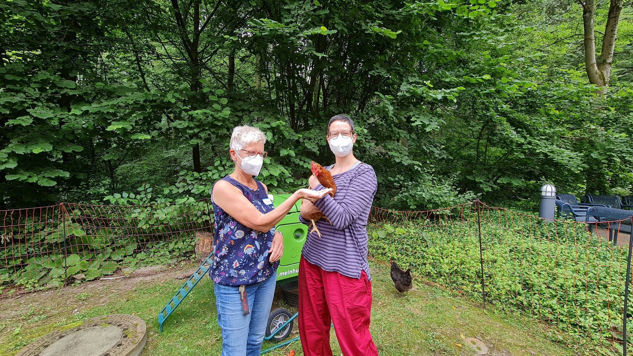  Kornelia Smailes (Mitarbeiterin im Franziskus-Hospiz) und Lokal Anzeiger-Redakteurin Nicole Palmieri auf Tuchfühlung mit den Hühnern. 