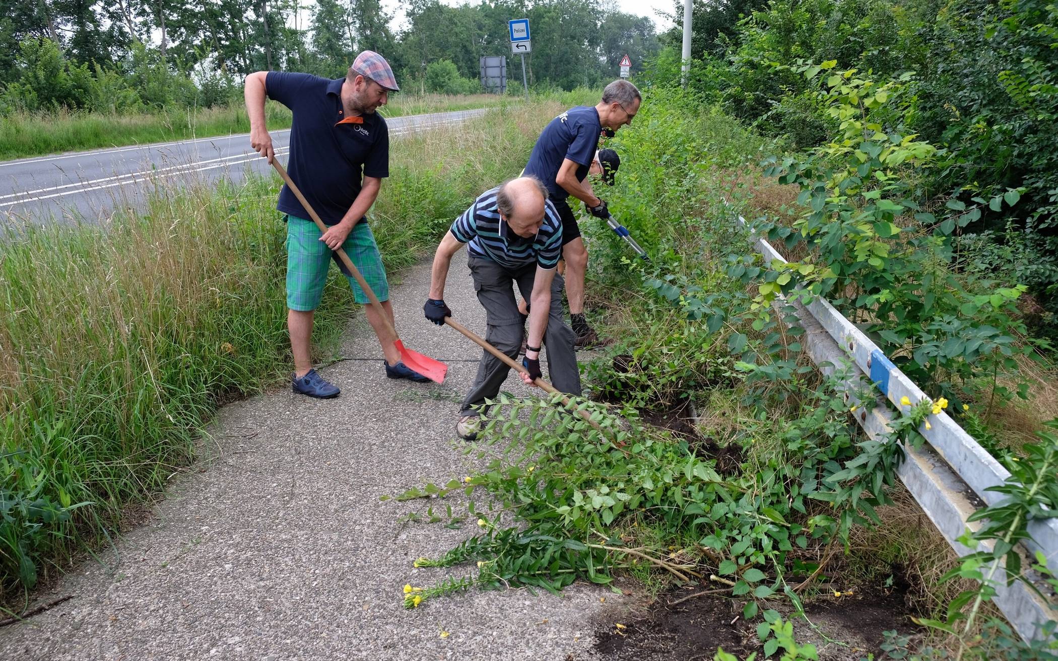  Der Allgemeine Deutsche Fahrrad-Club (ADFC) Erkrath hat zusammen mit dem ADFC Hilden die Aktion „Radwege ausgraben“ fortgesetzt.  