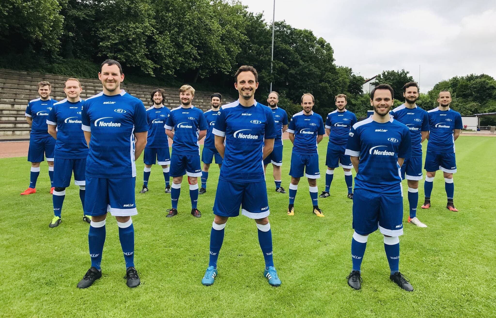  Das Team des FC Parea Schimmelbusch freut sich über ein neues Trainingsdress, gesponsert vom Erkrather Unternehmen Nordson. 