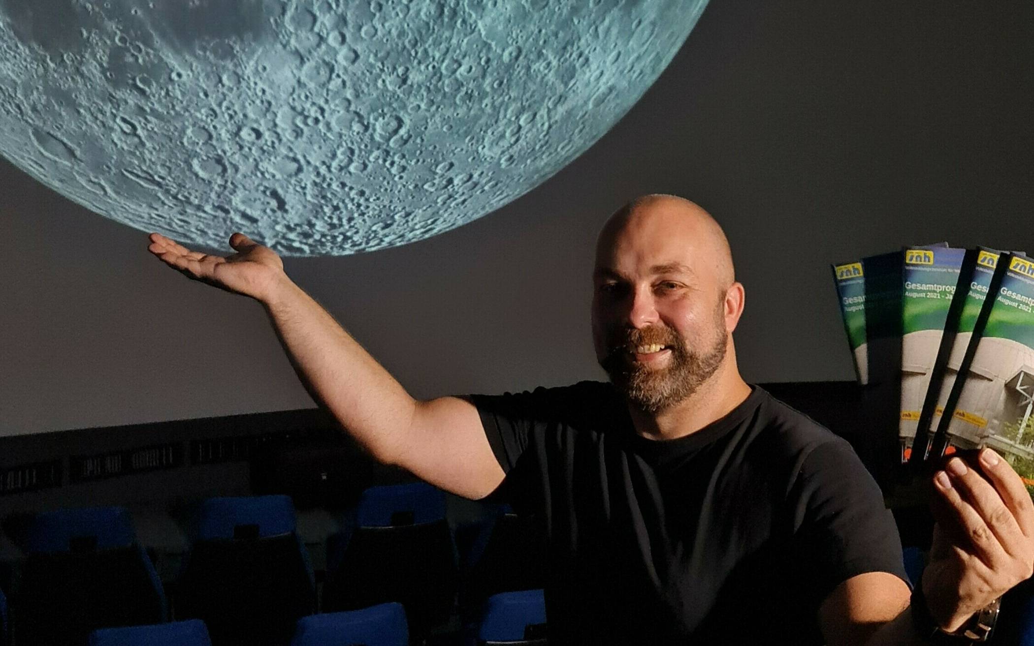  Dr. Andreas Schmidt präsentiert das neue Programmheft des Stellariums Erkrath, dass ab sofort halbjährlich erscheint. 
