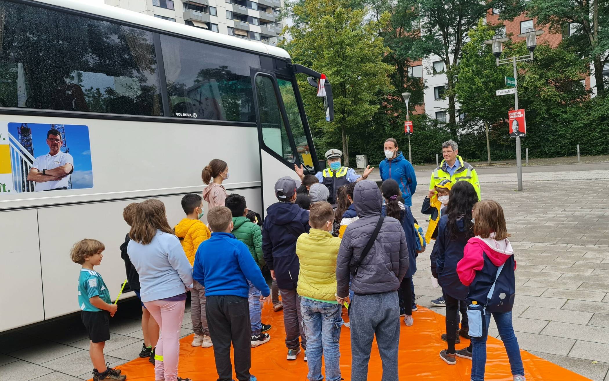  Verkehrssicherheitstraining mit Kindern von Du-Ich-Wir und füreinander e.V. am Hochdahler Markt.  