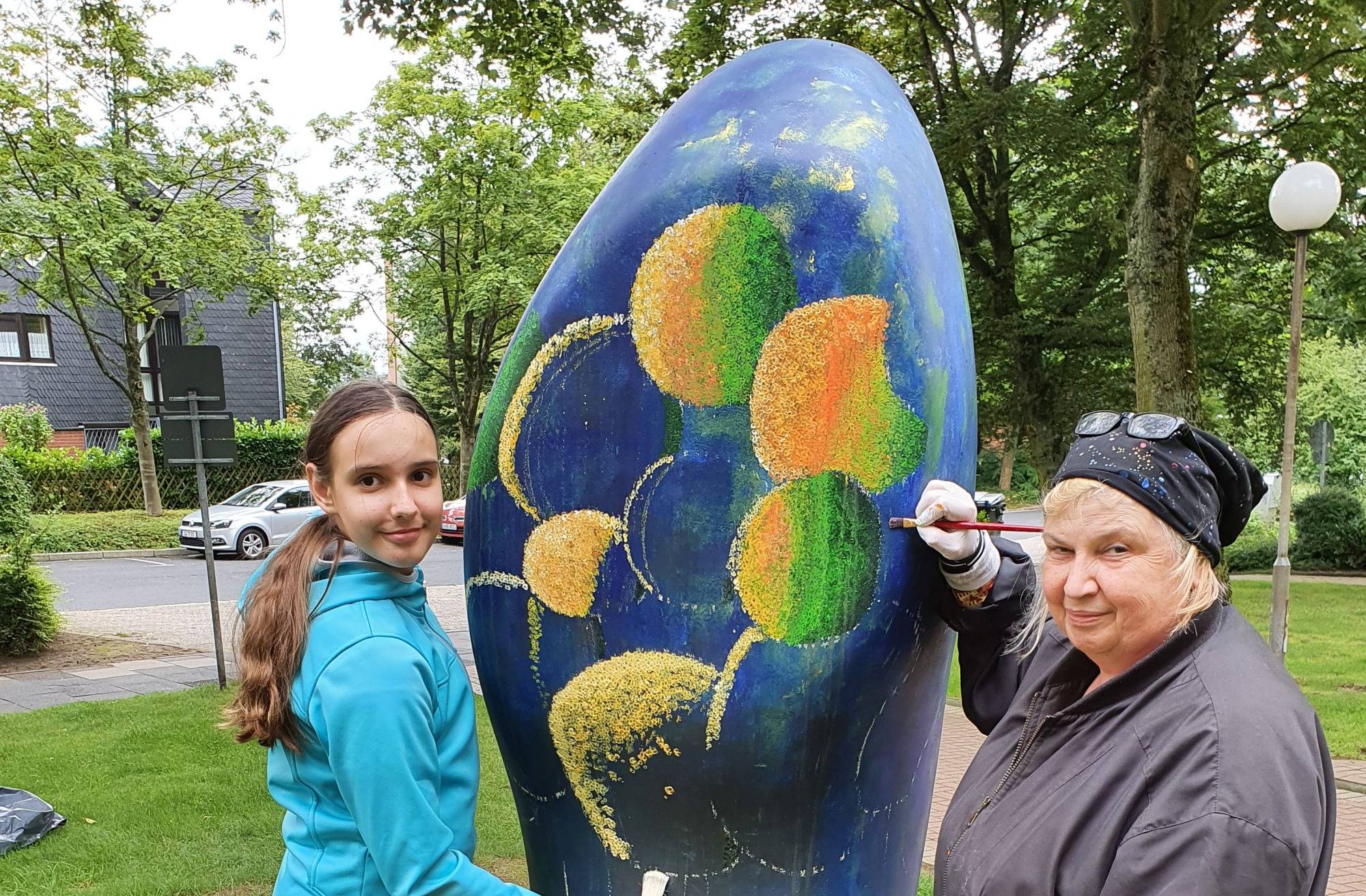  Lea von Hagen und die Künstlerin Katy Schnee bei der Sahle-Wohnen-Malaktion in Erkrath-Hochdahl.  