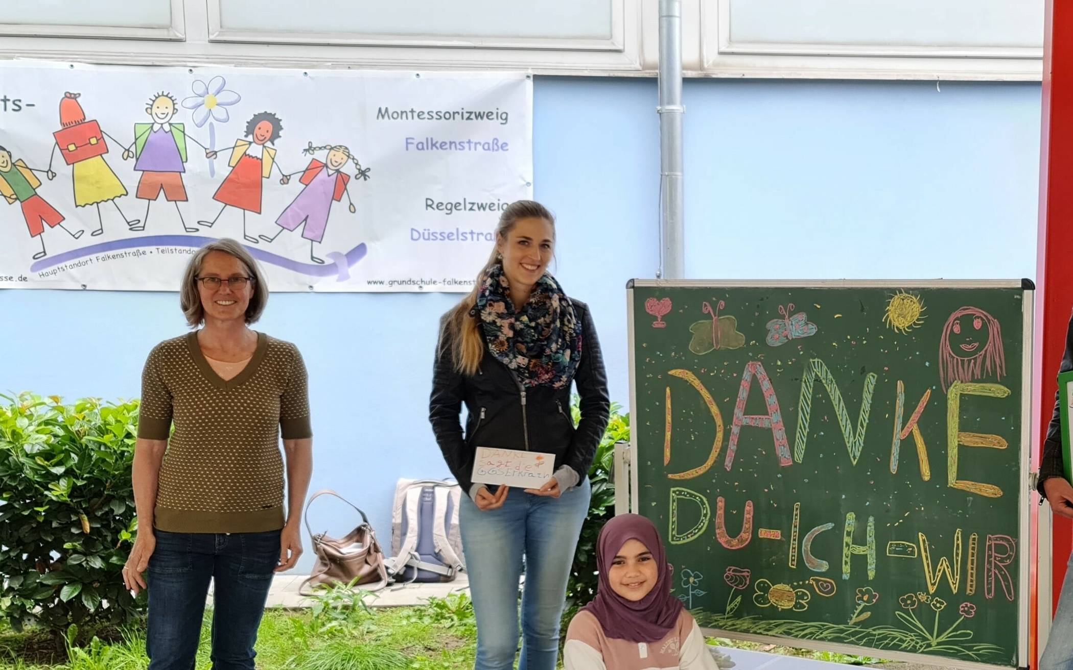  v.li. Nicole Gollata (Schulleitung), Laura Pütz (Du-Ich-Wir), Sulaika (Schülerin), Dominik Adolphy  (Du-Ich-Wir) und Jasmina Huseinovic (Du-Ich-Wir) bei der kleinen Dankesfeier.  