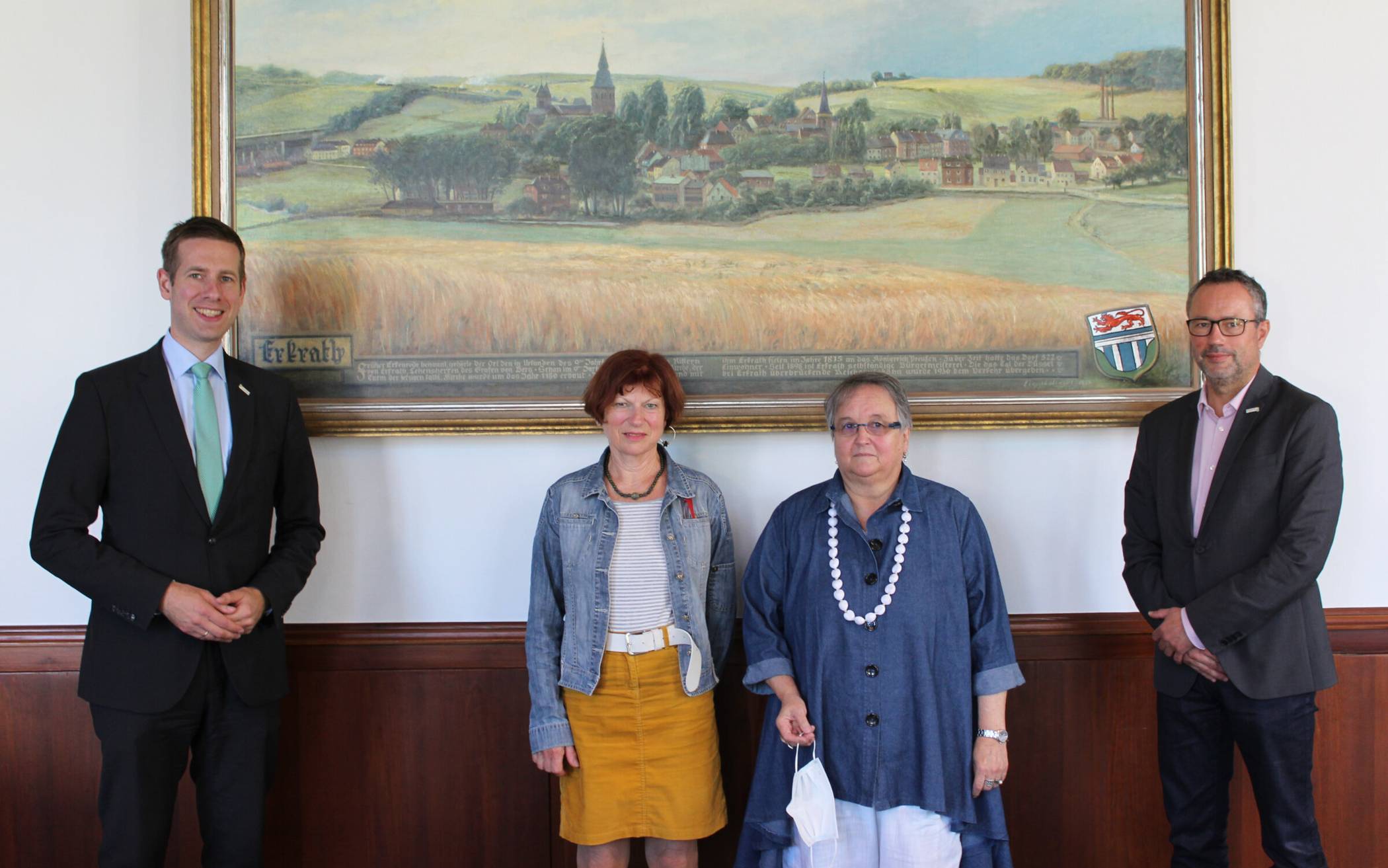  Die neuen Vorstandsvorsitzenden des Tafel Erkrath e.V. Renate Ott (2.v.r.) und Angéla Vogelsang haben sich im Rathaus mit Bürgermeister Christoph Schultz (r.) und Sozialdezernent Michael Pfleging ausgetauscht. 