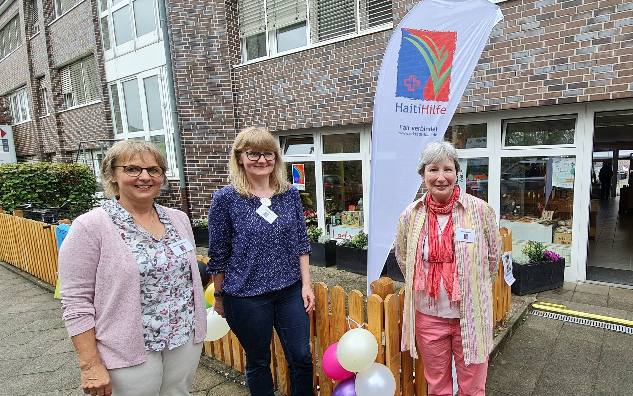  Ingrid Fehrenbacher (1. Vorsitz), Regina Inger (Kasse) und Cornelia Cloos (2. Vorsitz, v.li.) vom Weltladen Erkrath freuen sich über die neuen und größeren Räumlichkeiten am Steinhof 5. 