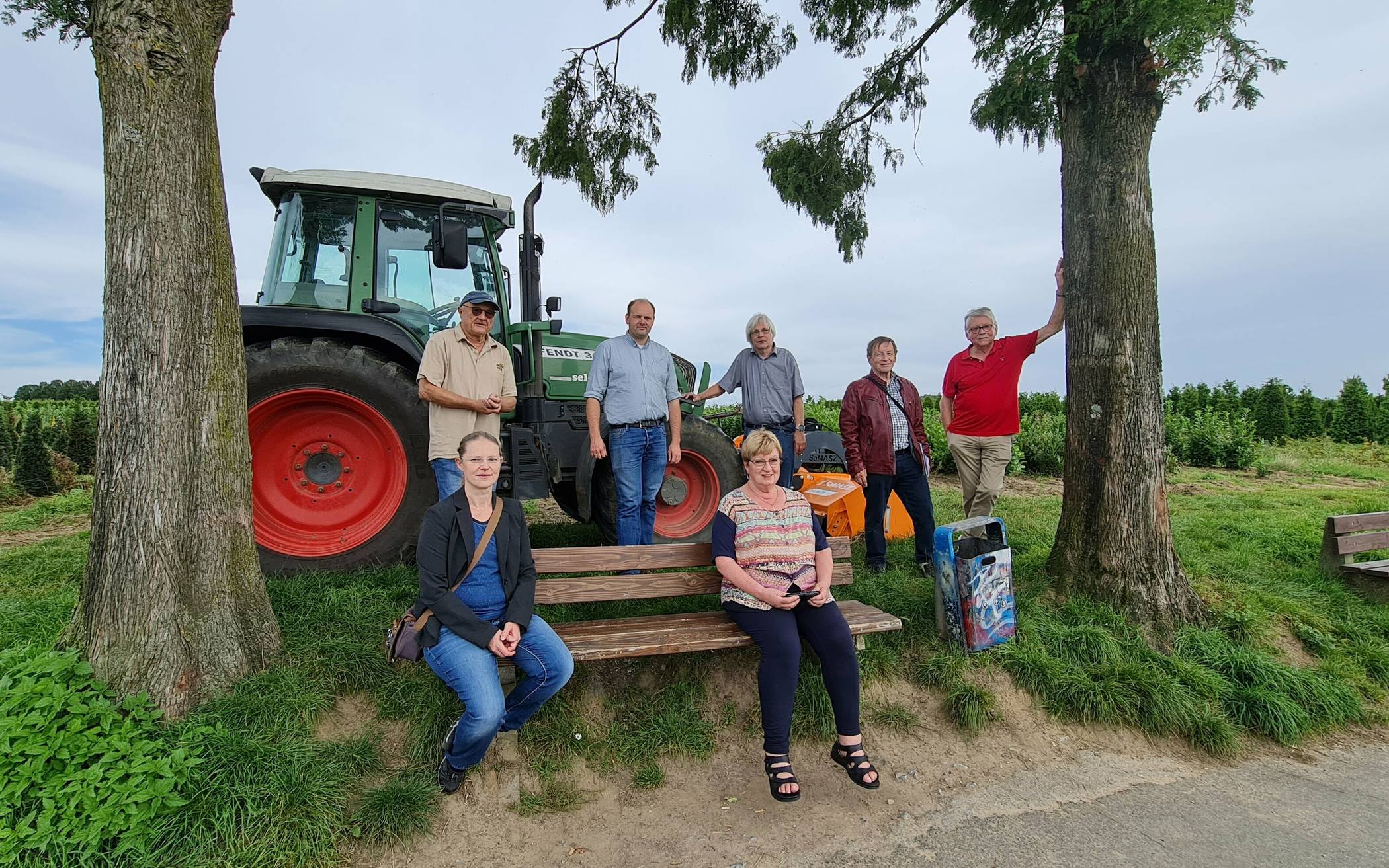  (v.li.) Katrin Fortak (Sternwarte Hochdahl) und Regina Wedding (stellvert. Bürgermeisterin), Peter Richter (Sternwarte Hochdahl), Peter Selders, Jan Sundermann (Sternwarte Hochdahl), Joachim Wallasch und Ekkehart Stotz (v.li., hinten) an den besagten Bänken.  