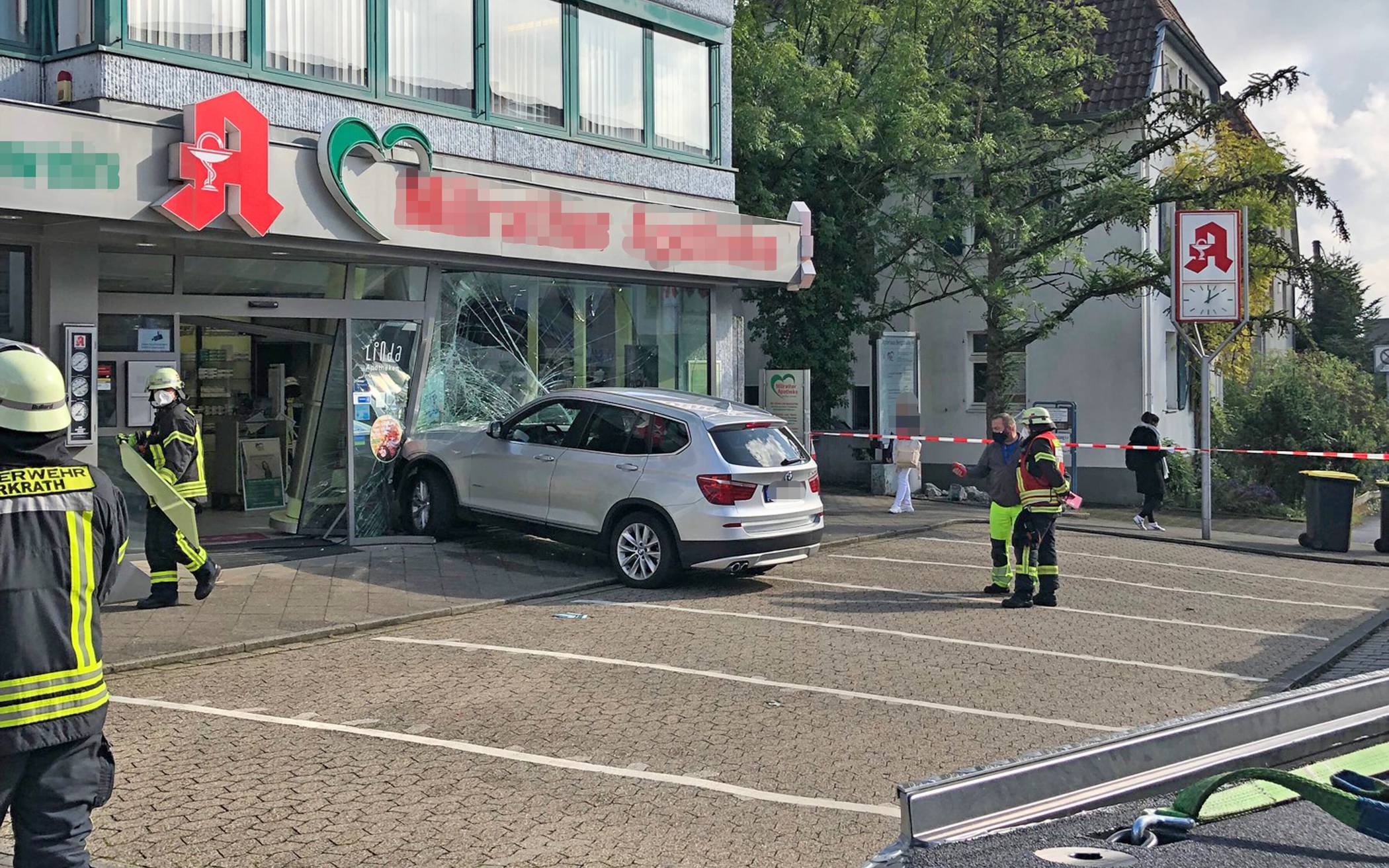 89-jähriger Autofahrer kracht in Apotheke: Gas mit Bremse verwechselt