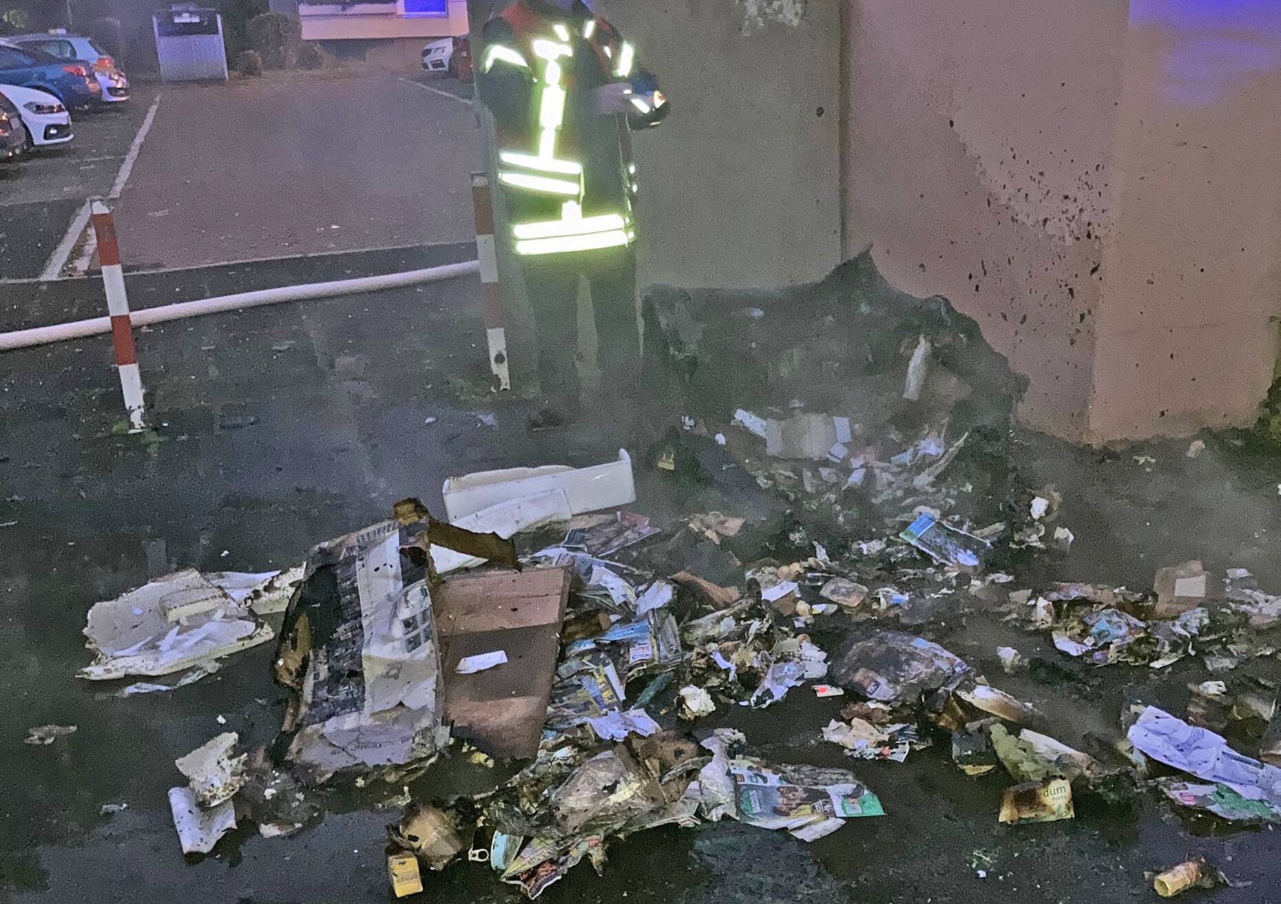 Fahndung nach Flüchtigen: Papiercontainer in Brand gesetzt