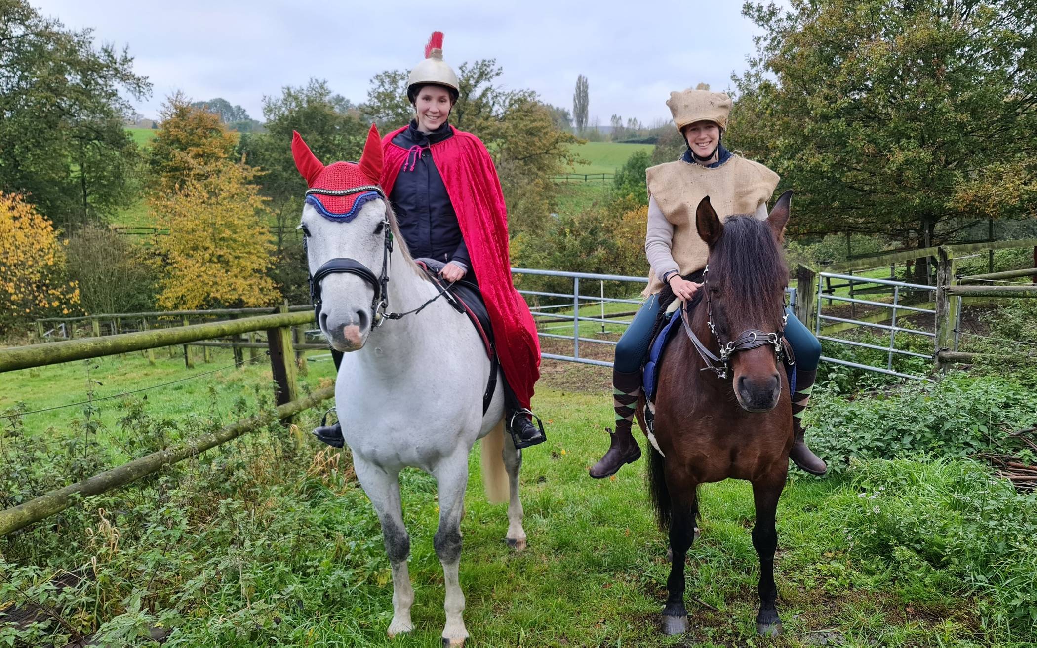  (v.li.) Natalie Gossel mit Caytano und Janine Pless-Keens mit Roco reiten als St. Martin und der Bettler durch Erkraths Straßen. Das Vierergespann kann man auch auf Instagram (rocay.since2019) verfolgen 