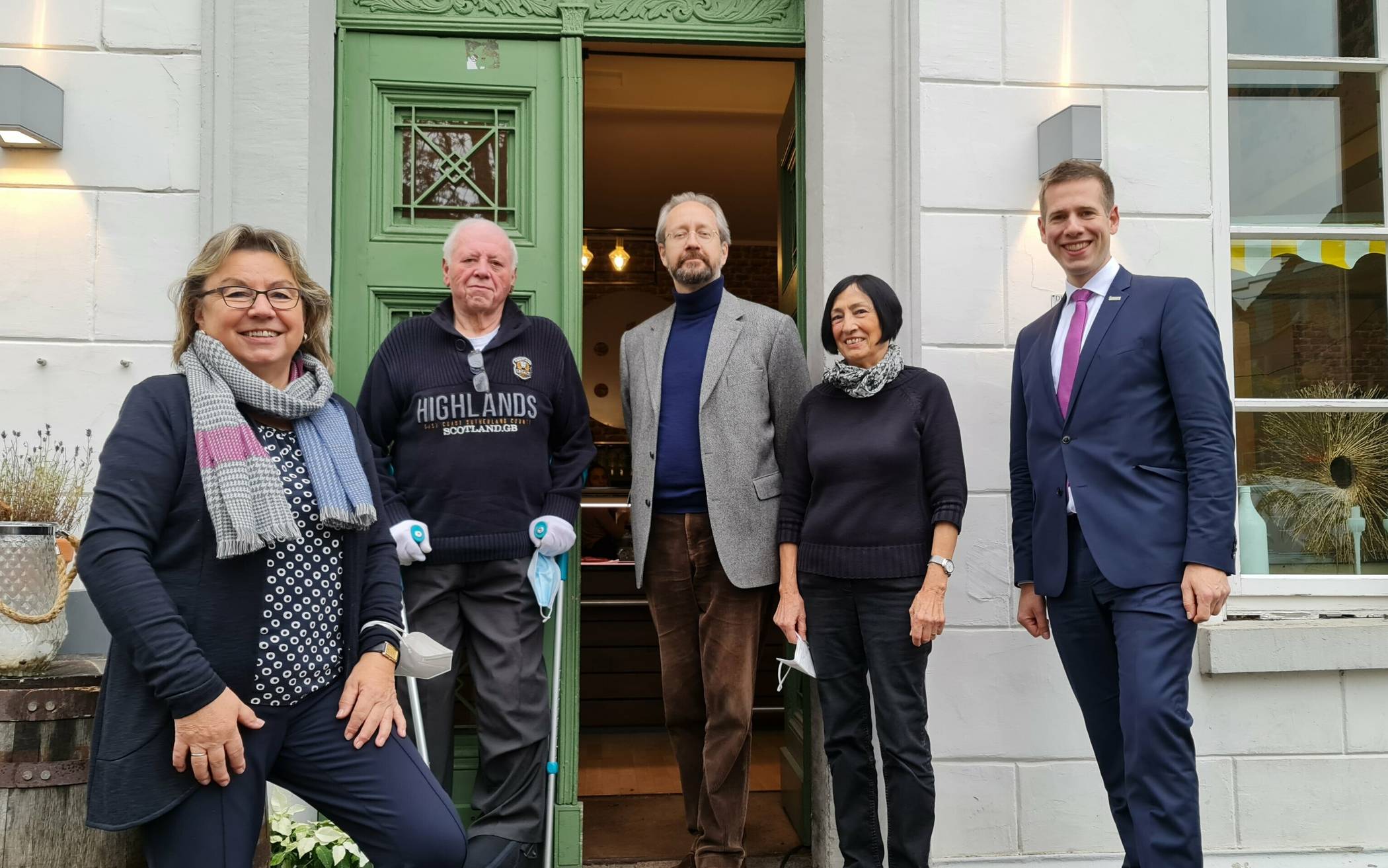  (v.li.) Monika Krüger (1. Vorsitzende Frauenchor Erkrath), Karl-Heinz Nacke (Organisator), Sami Luttinen (Solist/Bass), Chris Albrecht (Schatzmeisterin Frauenchor Erkrath) und Bürgermeister Christoph Schultz.  