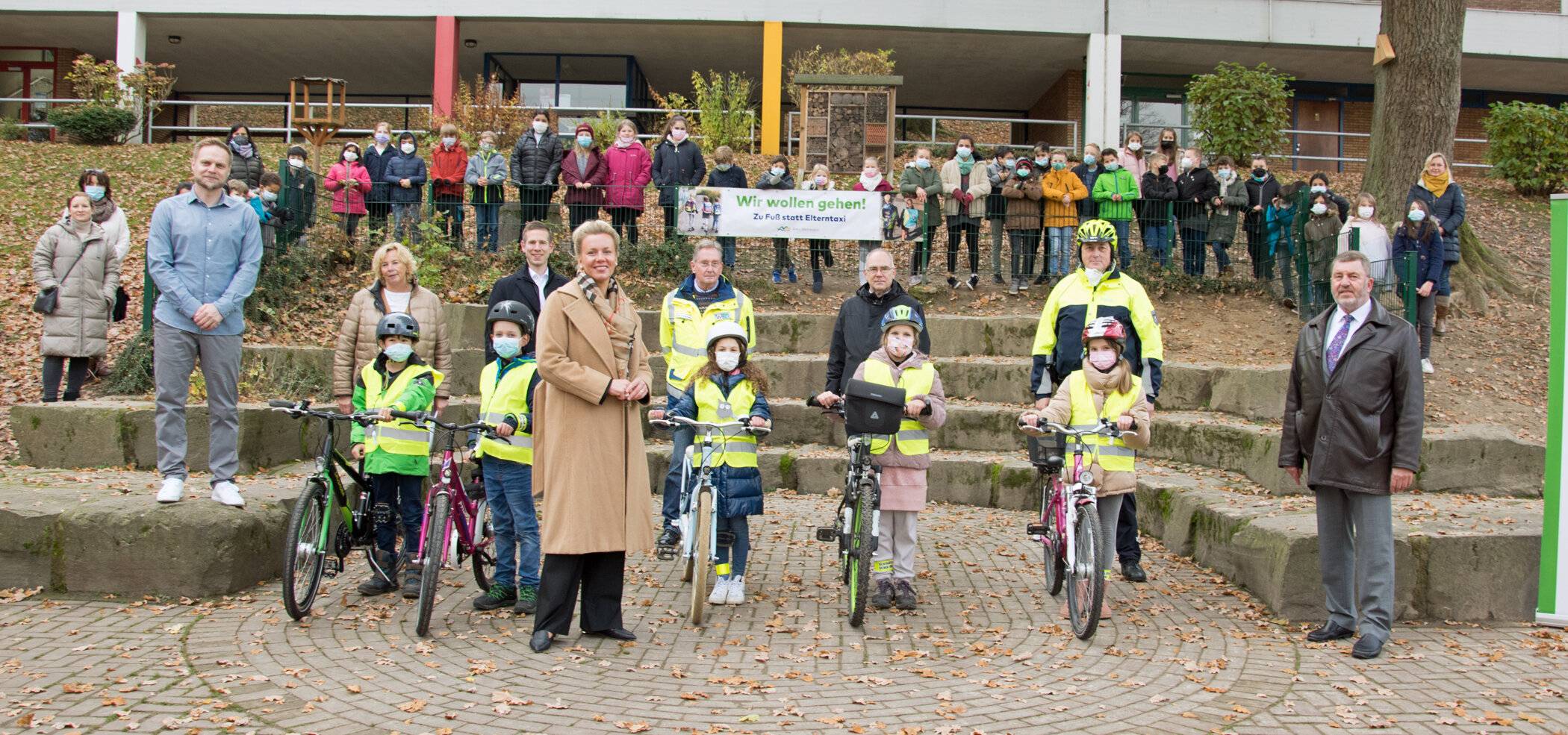 Land stellt Speichenreflektoren für 36.000 Fahrräder zur Verfügung - Symbolische Übergabe durch Verkehrsministerin Ina Brandes: Mehr Sicherheit im Straßenverkehr