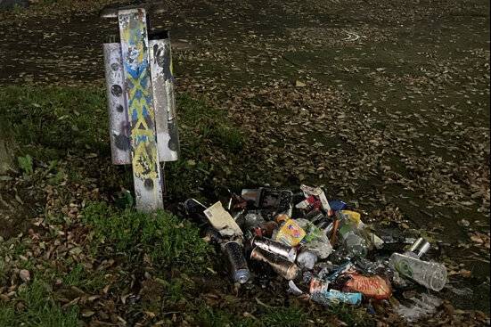  Der Abfalleimer an der Unterführung wurde in Brand gesetzt. 