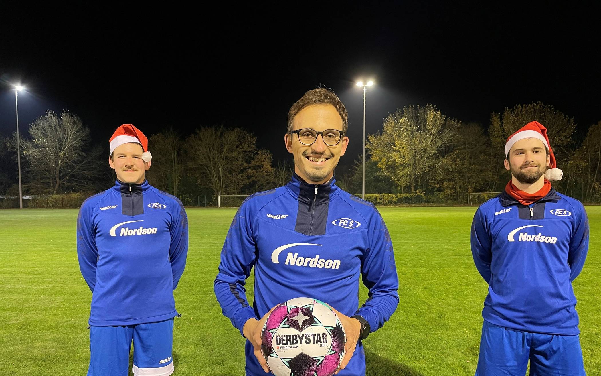  Der FC Parea Schimmelbusch rund um Projektleiter Thomas Laxa (m.) lädt Kinder, Jugendliche und junge Erwachsene zum Nikolaus-Fußballturnier ein.  