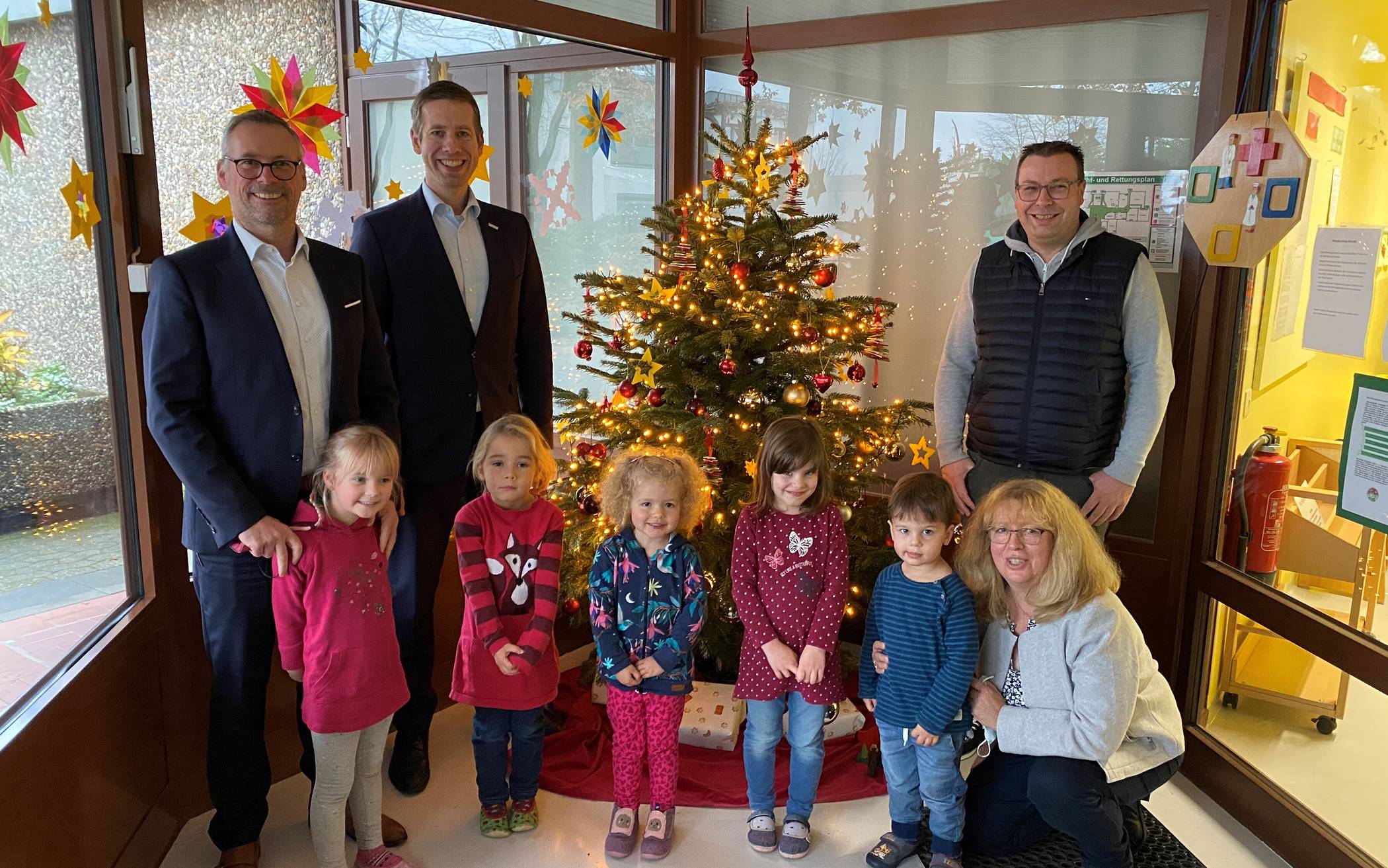  Große Freude über die Weihnachtsbaumspende: Bürgermeister Christoph Schultz (2.v.l.) und Andrea Hollend (u.r.) bedankten sich bei Andre Kowalczyk (1.v.l. mit Tochter) sowie Tobias Wagemann (r.) und SylaZabeli. 