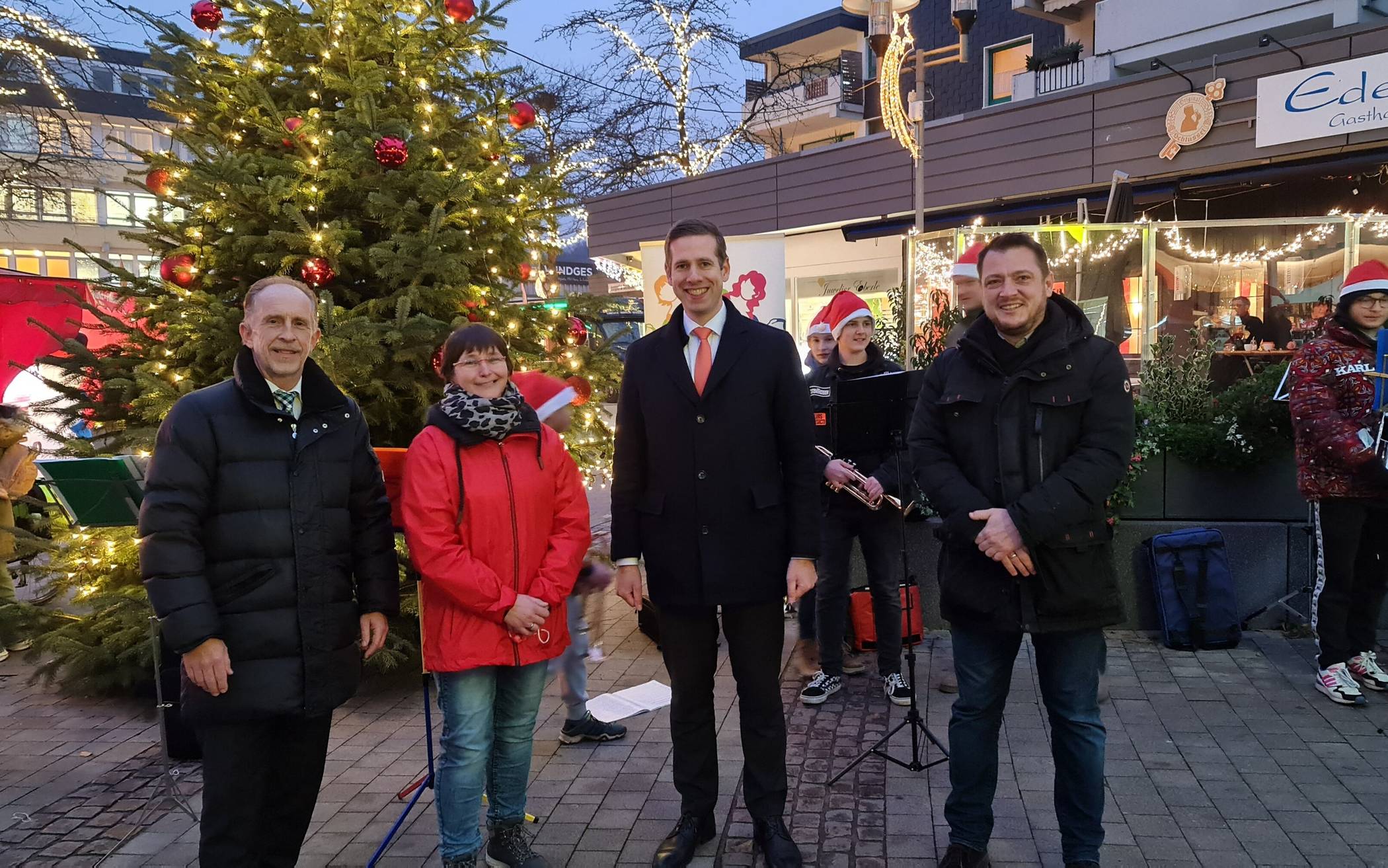  (v.li.) Joachim Lederer, Heike Willwerth (beide Vorstand des Werbegemeinschaft Hochdahler Markt) zusammen mit Bürgermeister Christoph Schultz und Alexander Rusche (Vorstand Werbegemeinschaft Hochdahler Markt) beim Einschalten der Weihnachtsbeleuchtung am Hochdahler Markt. 