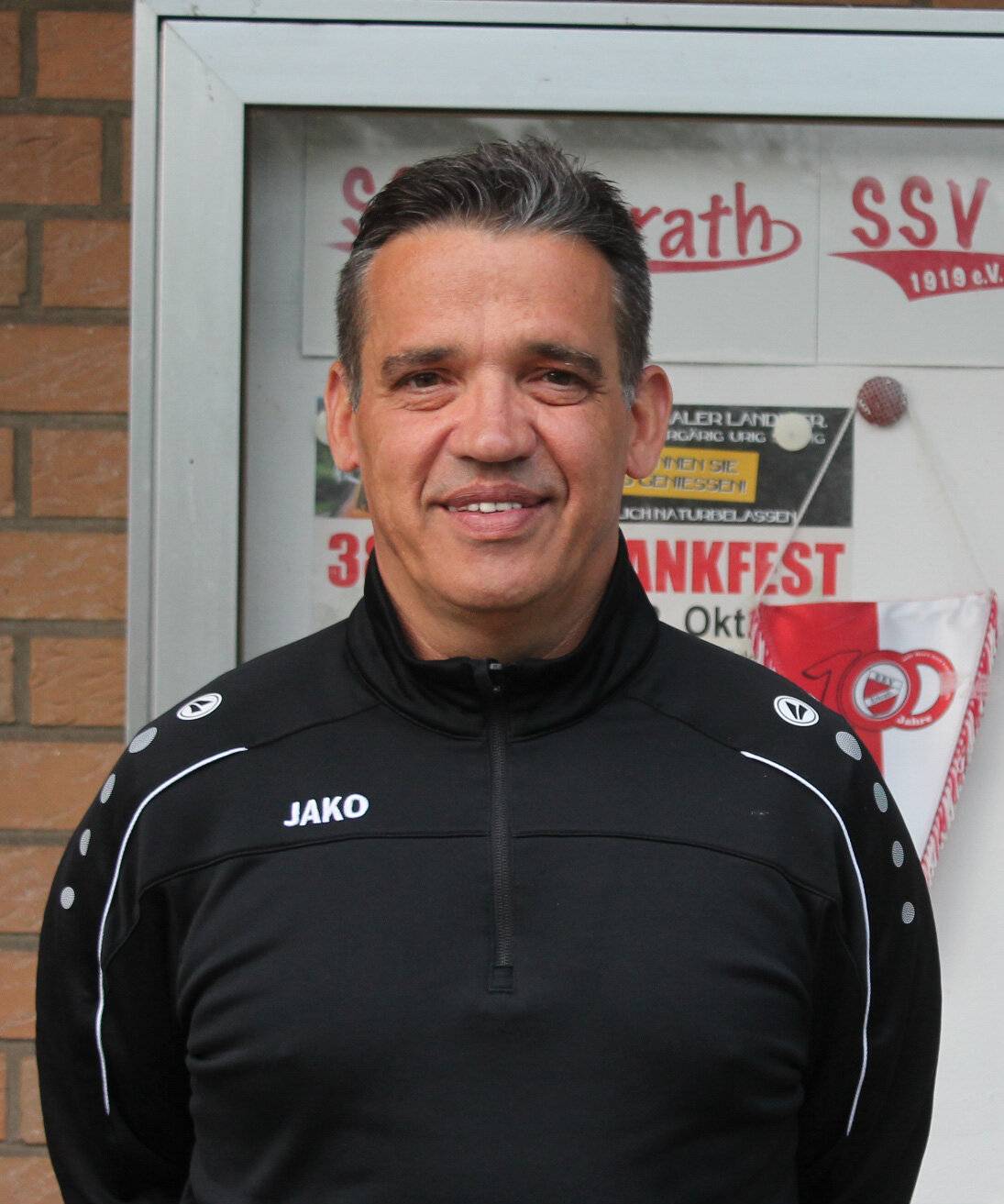  Ex-Trainer Denis Clausen. 