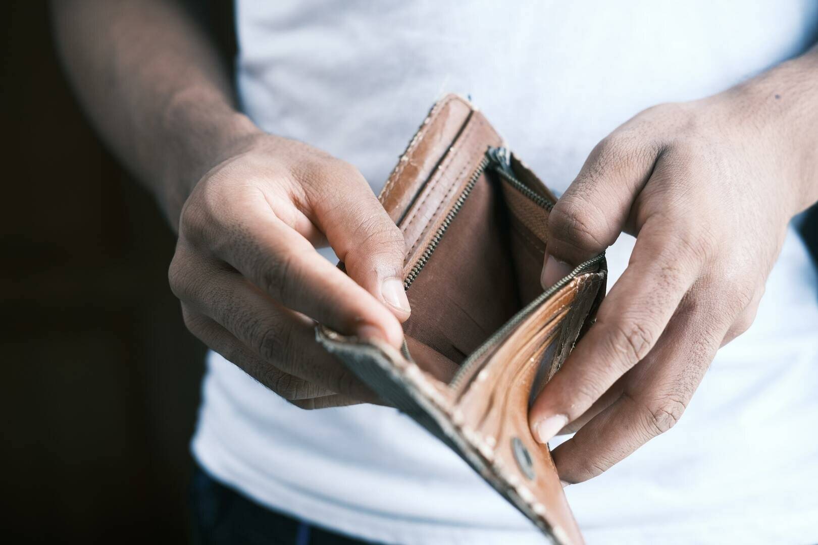  Wer für bestimmte Wünsche und Anschaffungen nicht das nötige Kleingeld besitzt, dem werden zahlreiche Kredite zur Finanzierung angeboten. Was Kreditnehmern dabei immer bewusst sein muss: Die Kreditsumme samt Kosten und Zinsen muss auch zurückgezahlt werden.  