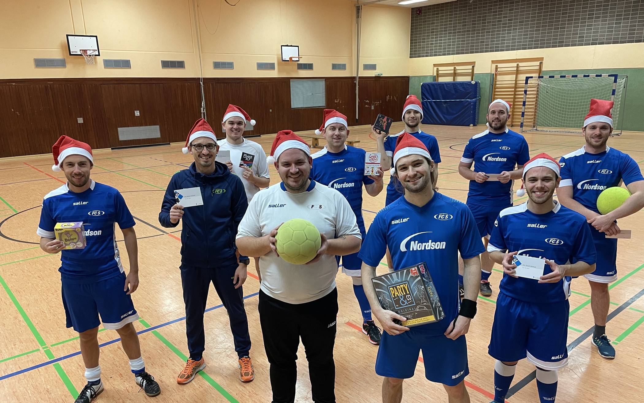 Die Teilnehmer des ersten Nikolaus-Fußballturniers in