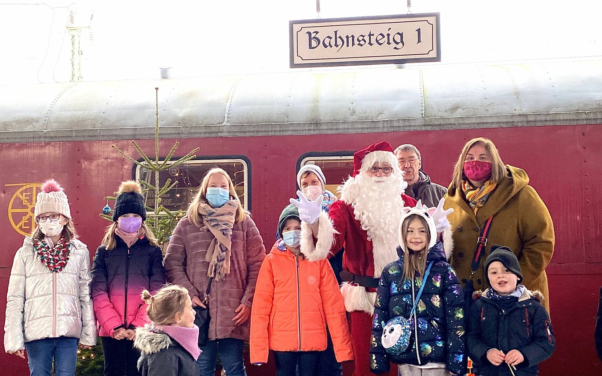  Der Weihnachtsmann auf dem historischen Bahnsteig mit beteiligten Schülern und Schülerinnen sowie Lehrerinnen. 