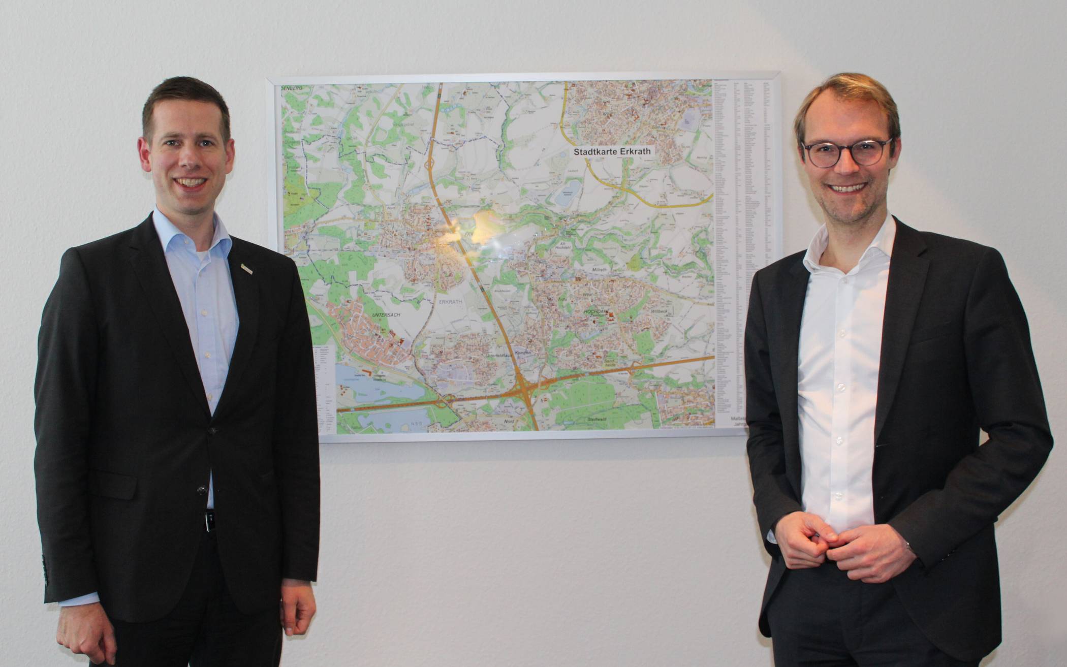  Bürgermeister Christoph Schultz (li.) und Landtagsabgeordneter Dr. Christian Untrieser trafen sich im Erkrather Rathaus zum Gespräch. 
  
