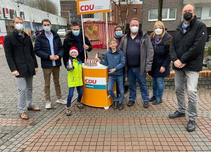  (v.li.) Dr. Christian Untrieser, MdL, Jan Wiertz (Vorsitzender JU Erkrath), Ratsherr Andreas Heringlehner, Leon Heringlehner, Linus Hildebrand, CDA Vorsitzende Annegret Schiffers, Marc Hildebrand (Vorsitzender CDU Alt Erkrath), Ratsfrau Julia Götte und Dr. Klaus Wiener, MdB.  