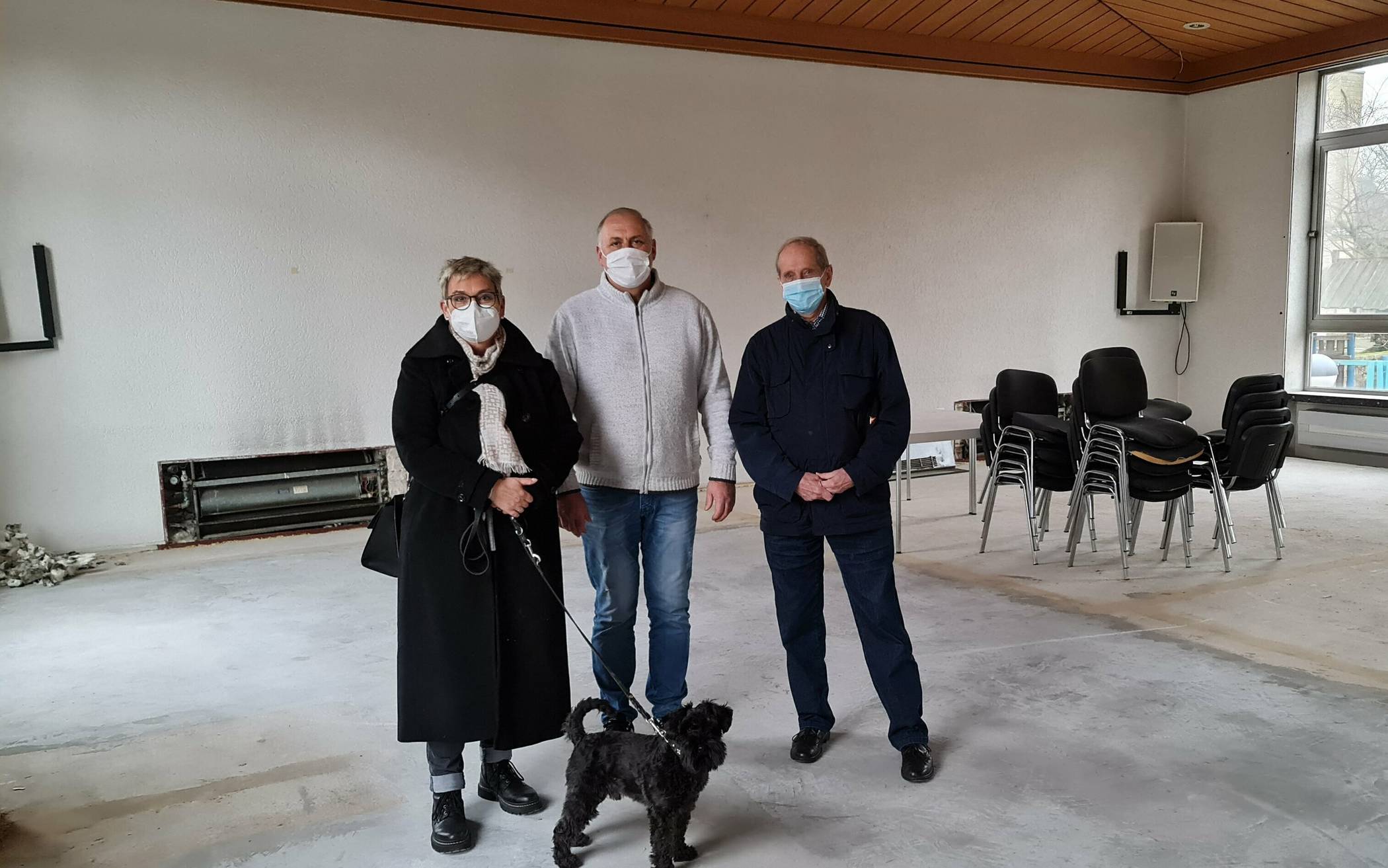  (v.li.) Sabina Sommer (Architektin) mit Hund Karlson, Hubert Martina (Bauausschuss/Kirchenvorstand) und Michael Stephan (Projektbegleiter/Vorsitzender des Kuratoriums der Stifung St. Johannes der Täufer) kamen zum Ortstermin ins Gemeindezentrum an der Kreuzstraße.  