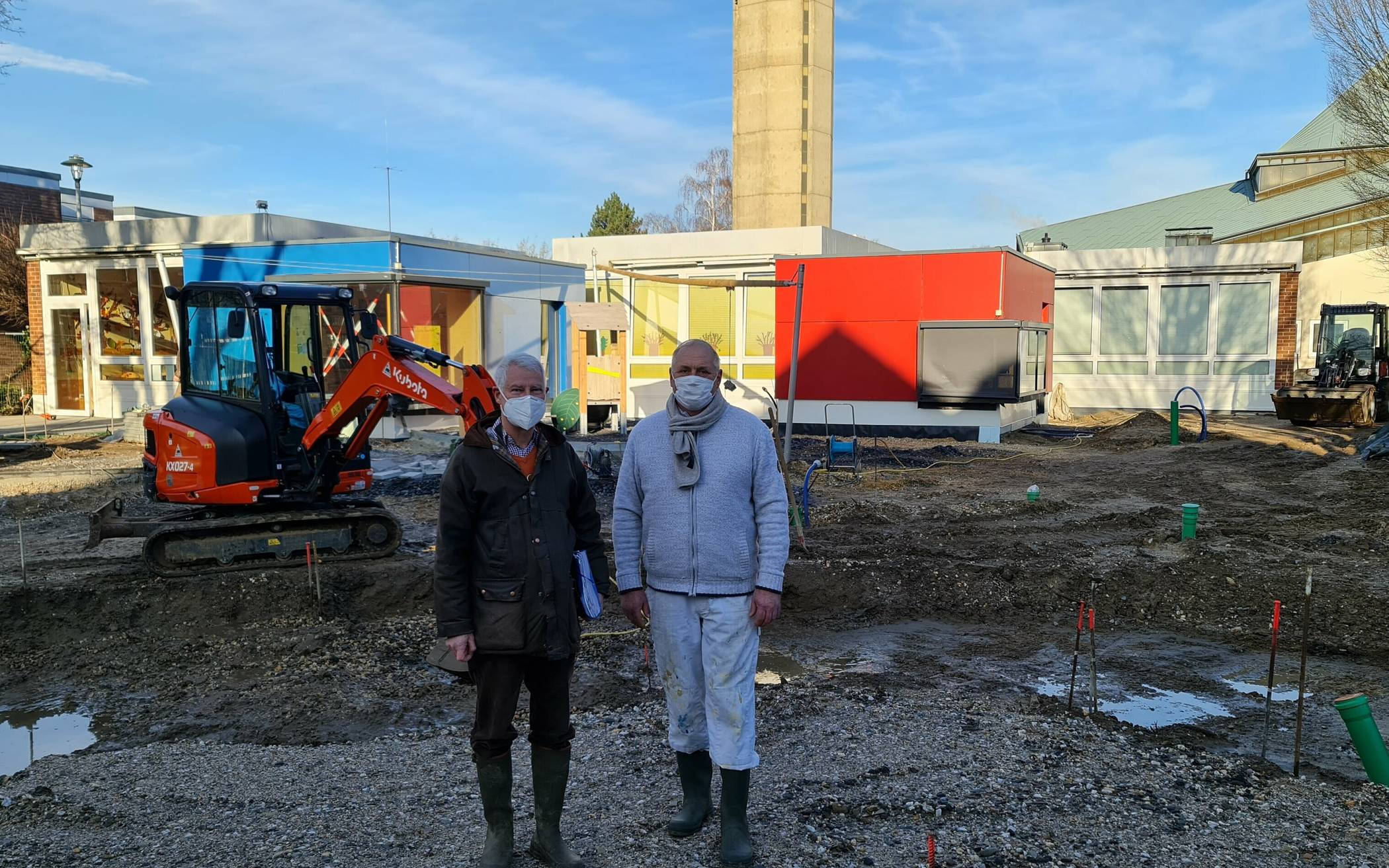  (li.) Architekt Henning von Ziegesar und Hubert Martina vom Kirchenvorstand der katholischen Kirche St. Johannes der Täufer und St. Mariä Himmelfahrt auf der Baustelle. Foto: nic. 