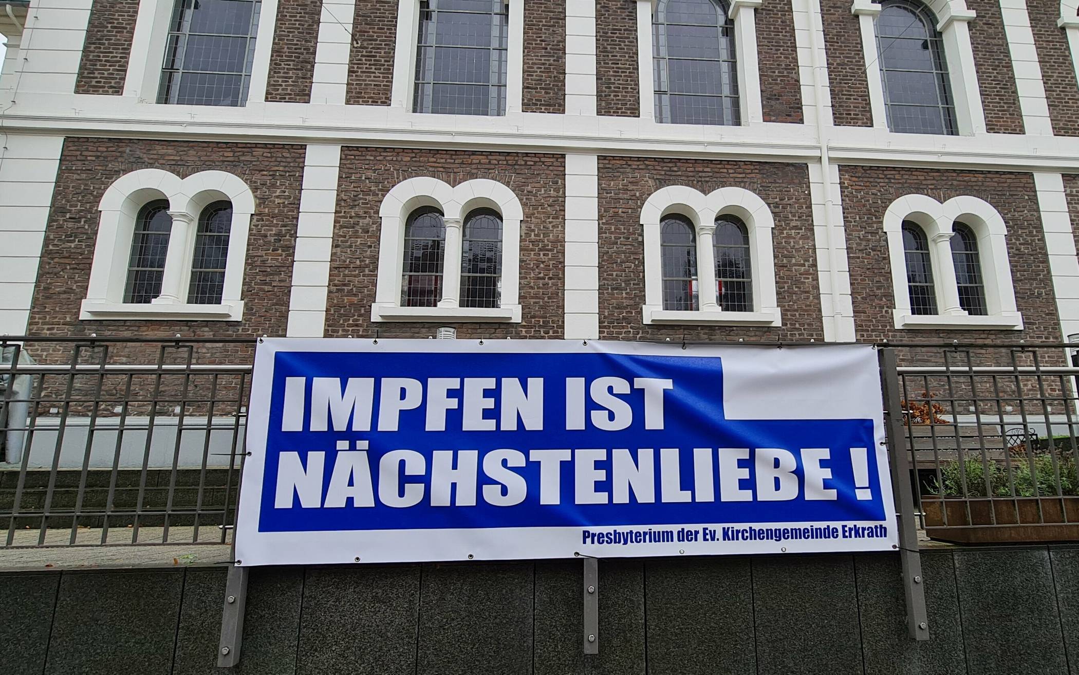  Das Transparent an der evangelischen Kirche in Erkrath hängt wieder, nachdem es in der vergangenen Woche mutwillig herunter gerissen wurde. 
  