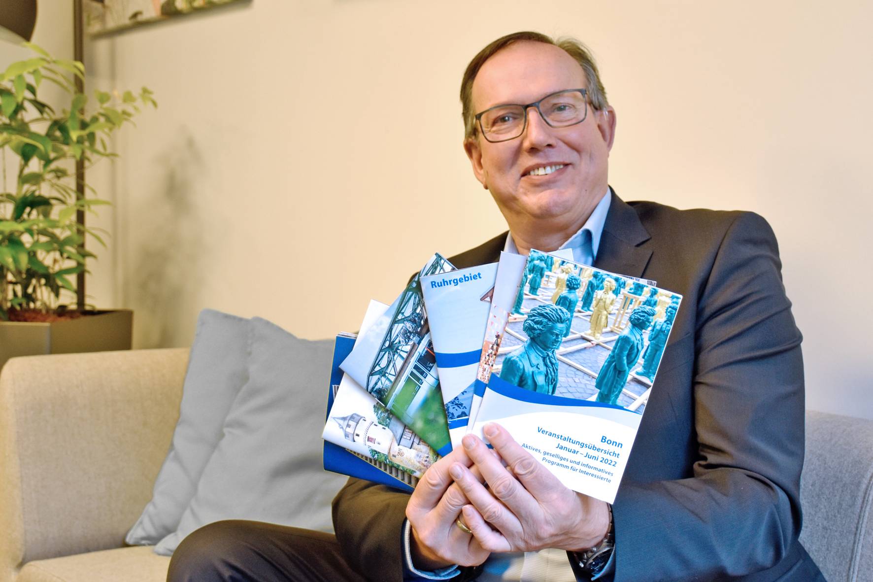  Thorsten Seelig, Geschäftsführer der PAREA gGmbH, freut sich über das Erscheinen der neuen Programmhefte für das erste Halbjahr 2022. 