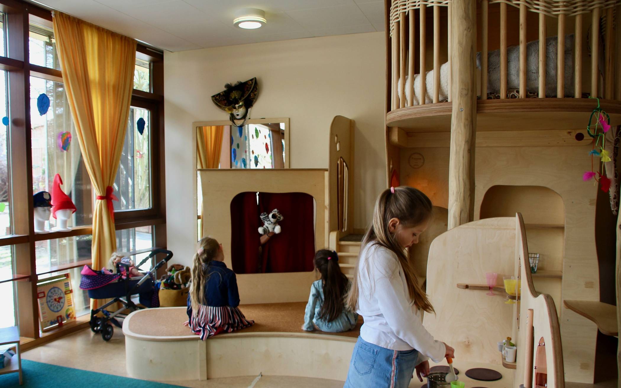  Im Rollenspielraum befindet sich neben dem Kasperltheater auch eine Spielküche und ein Spielhaus über zwei Etagen.  
