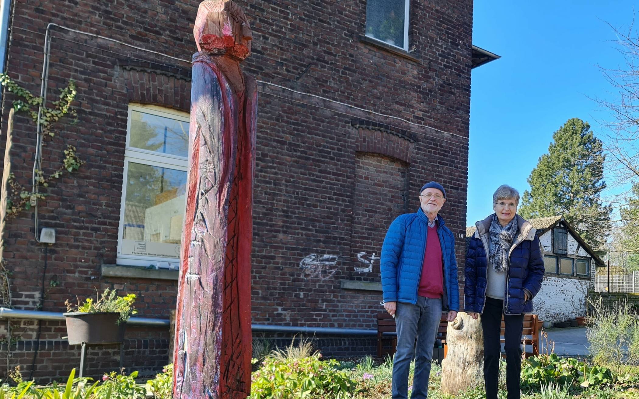  Wolfgang Sendermann und Eva Pannée vom Förderkreis Kunst- und Kulturraum Erkrath vor der Kunsthaus. 