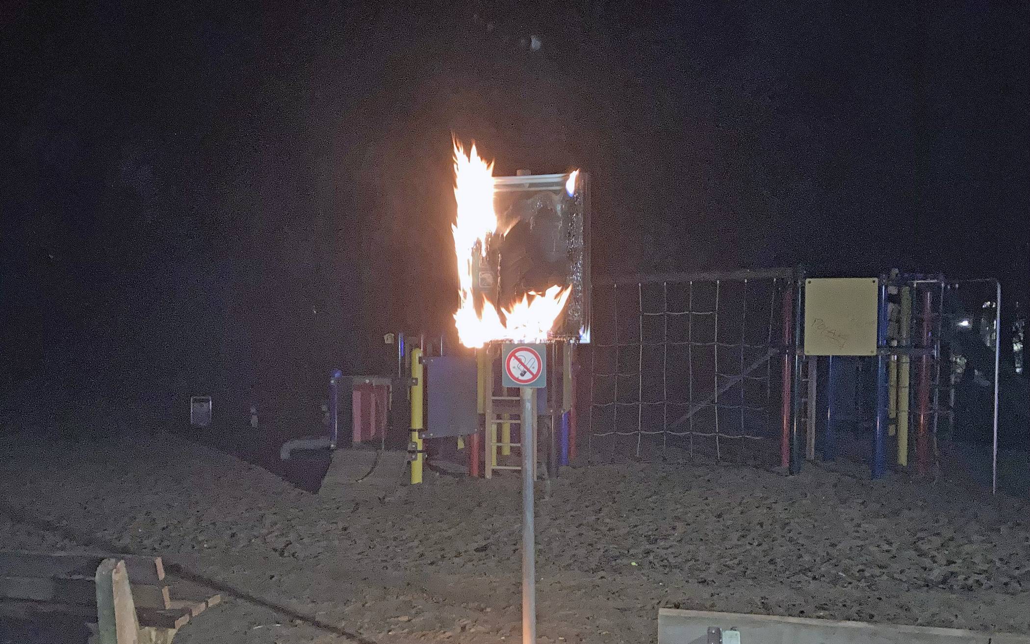  Am Montagabend wurde eine Hinweistafel auf einem Spielplatz in Brand gesetzt. Die Polizei ermittelt und sucht Zeugen. 