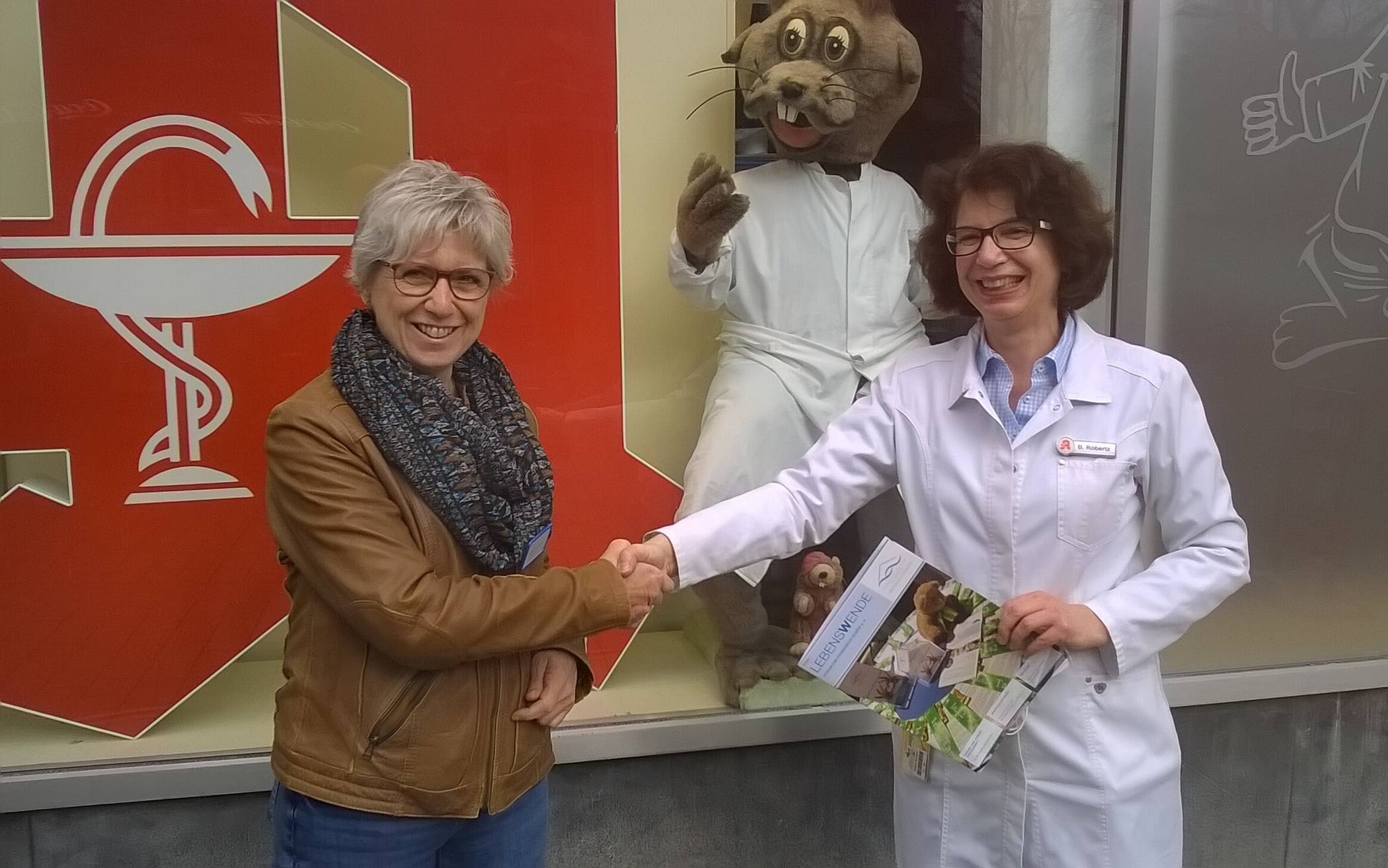 Eine große Spende für den ambulanten Kinder- und Jugend-Hospizdienst des FHH: Tolle Kalender-Aktion der Biber-Apotheke in Mettmann