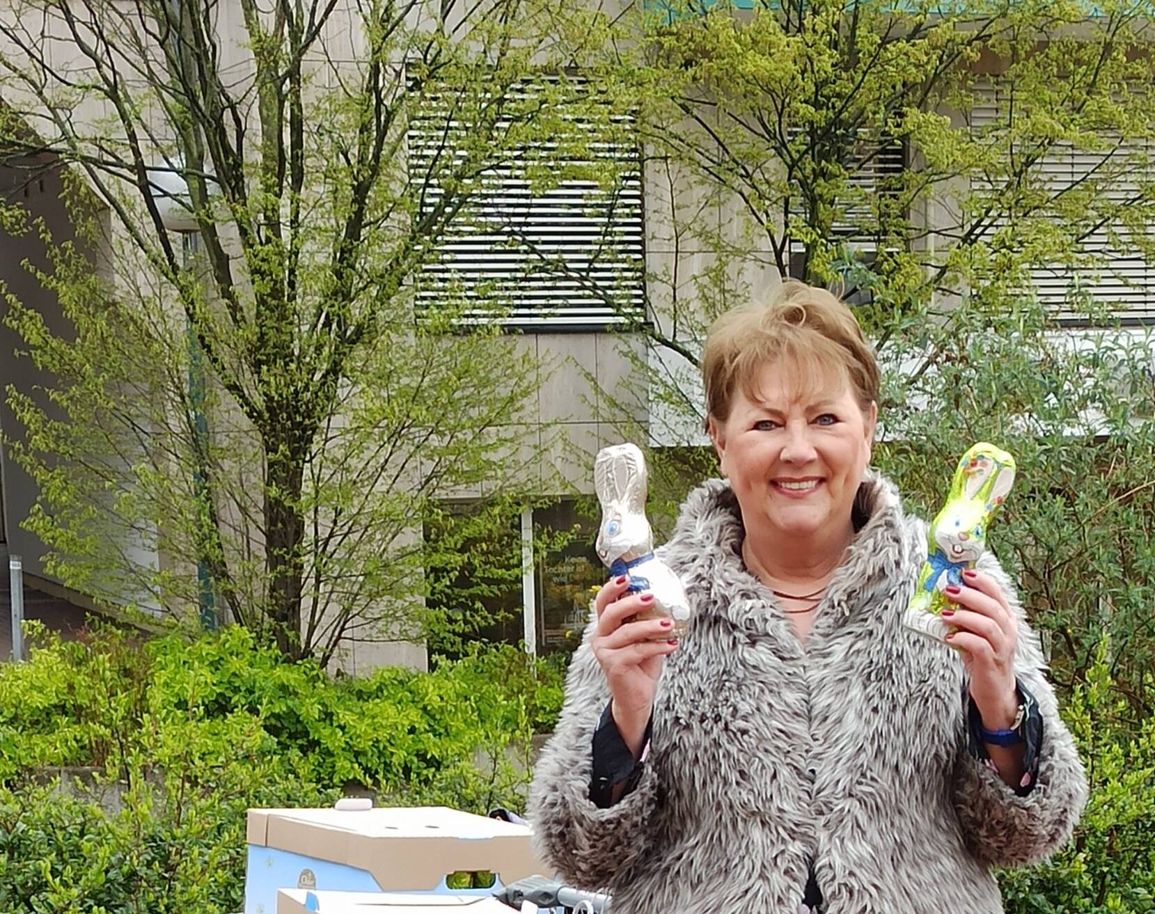 Insgesamt 200 Schoko-Osterhasen transportierte Claudia Birkheuer