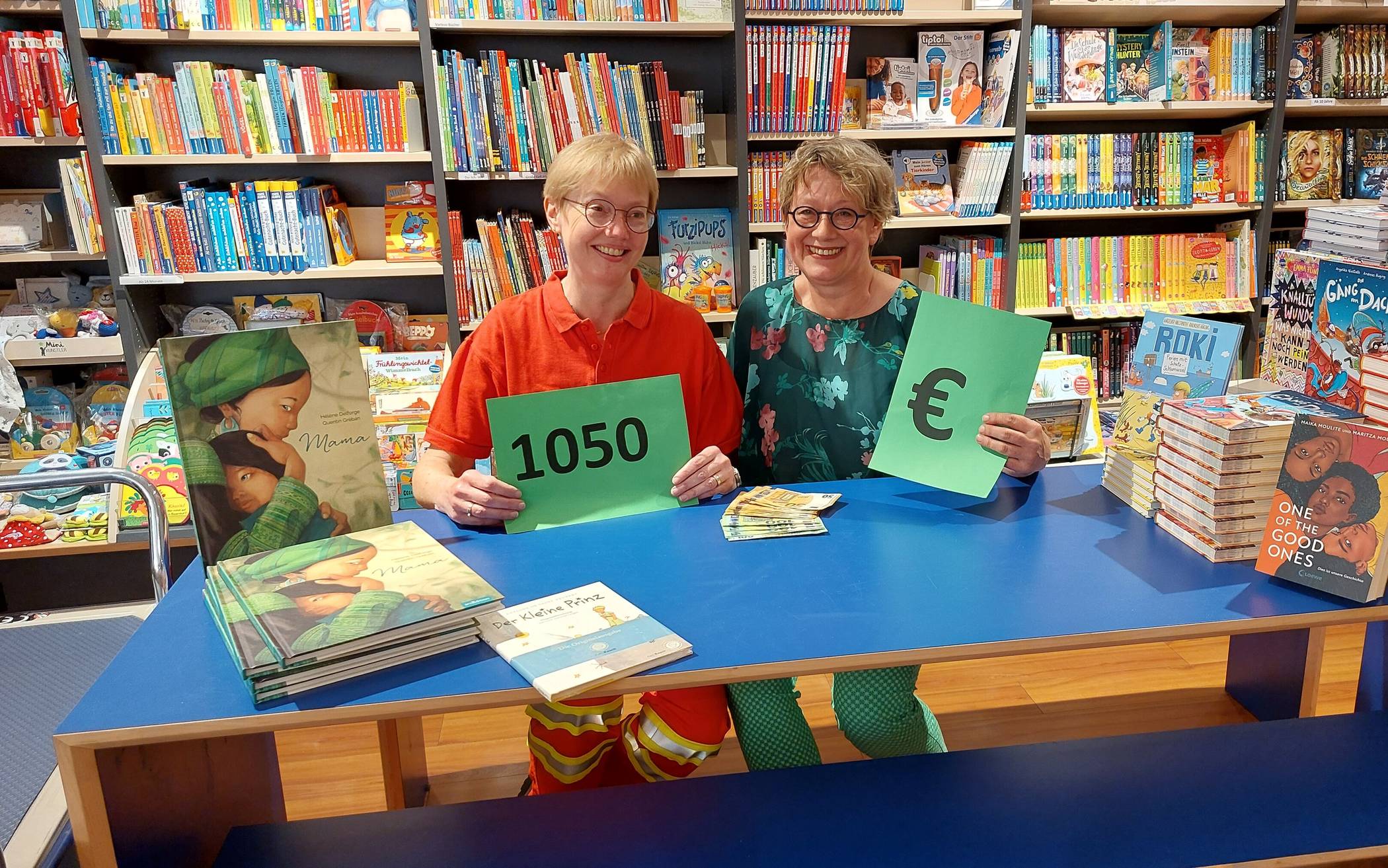 1050 Euro überreichte Sara Willwerth (re.)