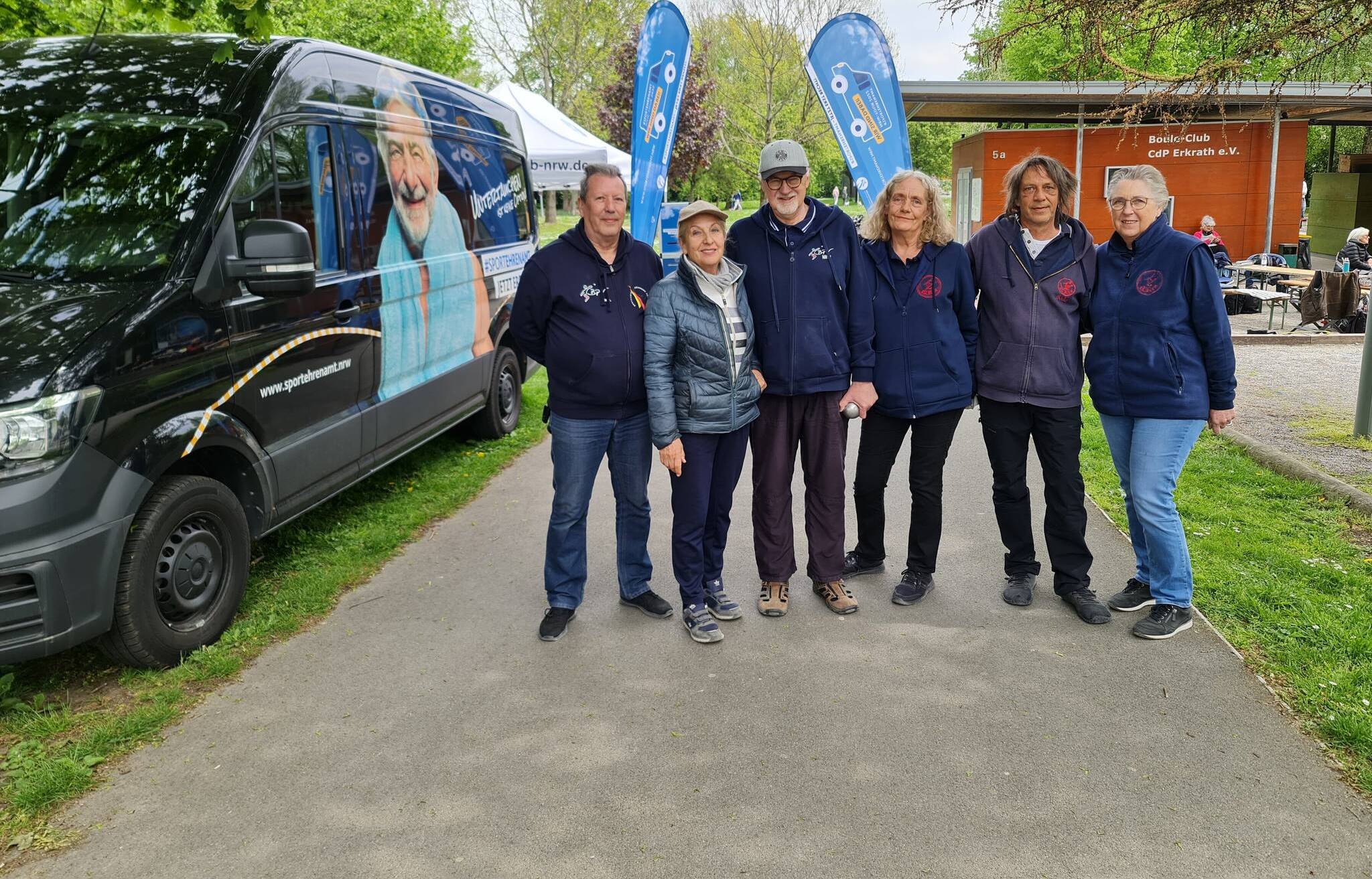  (v.li.) Klaus-Dieter Kielgas (Schatzmeister des Bouleverbandes NRW), Eva-Maria Kutsche und Hans Kutsche (Präsident des Bouleverbandes NRW), Bärbel König-Bargel (Vorsitzende des DC Gelsenkirchen-Buer), Bodo Flade (Kasse DC Gelsenkirchen-Buer) und Hille Szamida (Geschäftsführerin DC Gelsenkirchen-Buer). 