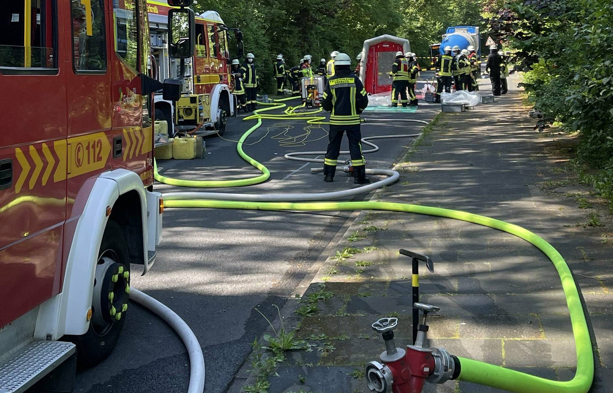  Undichtigkeit an Silofahrzeug verursacht langwierigen Feuerwehreinsatz in Hochdahl. 
