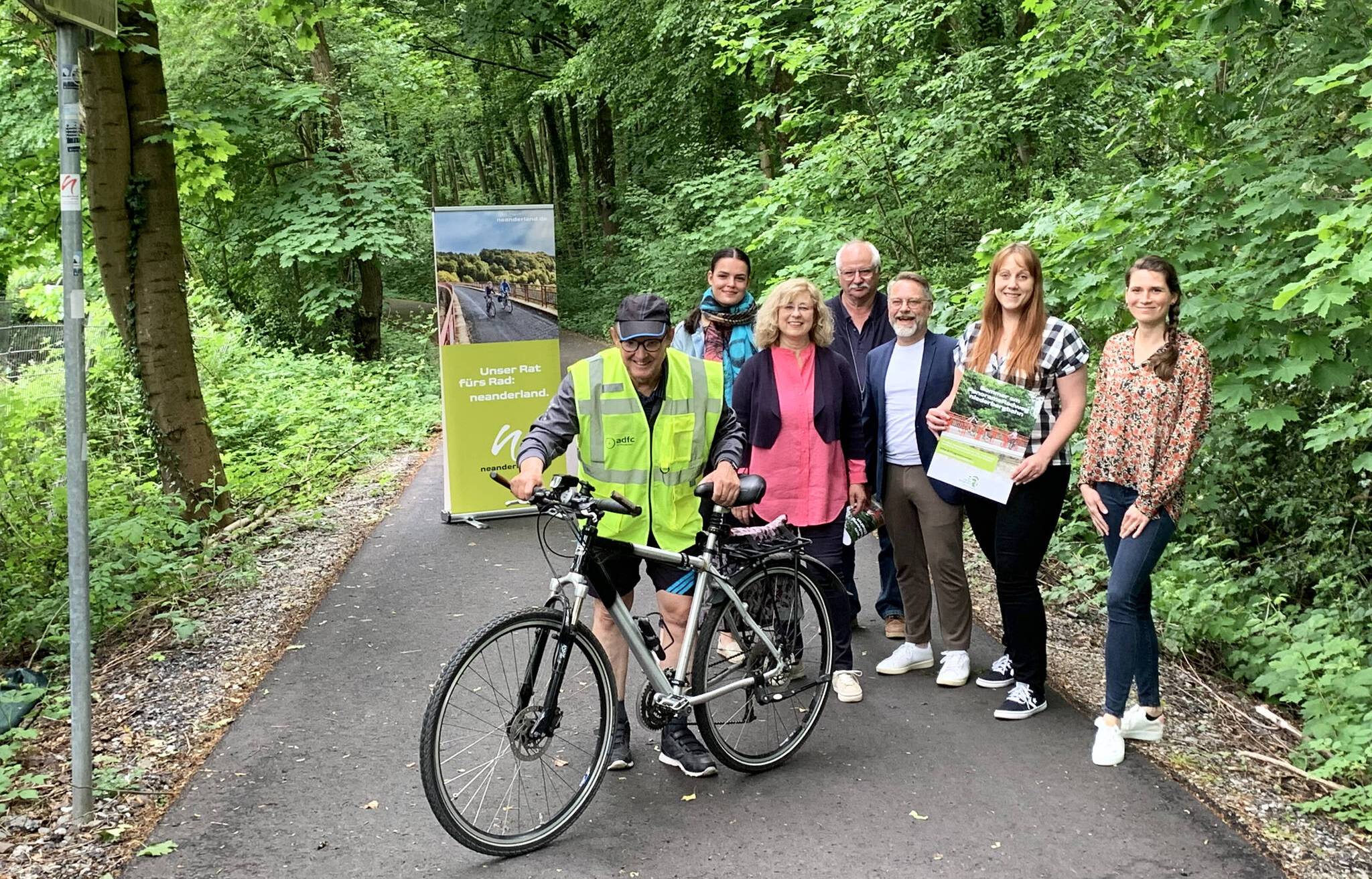  (v.l.) Karl-Heinz Eckel (ADFC Ortsgruppe Mettmann), Lena Riekemann (Kreis Mettmann), Anja Haas (Stadt Wülfrath), Ulrich Becker (Vorsitzender Genossenschaft Zeittunnel Wülfrath e.G.), Stephan Nau (Stadt Heiligenhaus), Lisa Krick (Stadt Velbert), Paulina Betthaus (Stadt Haan).   