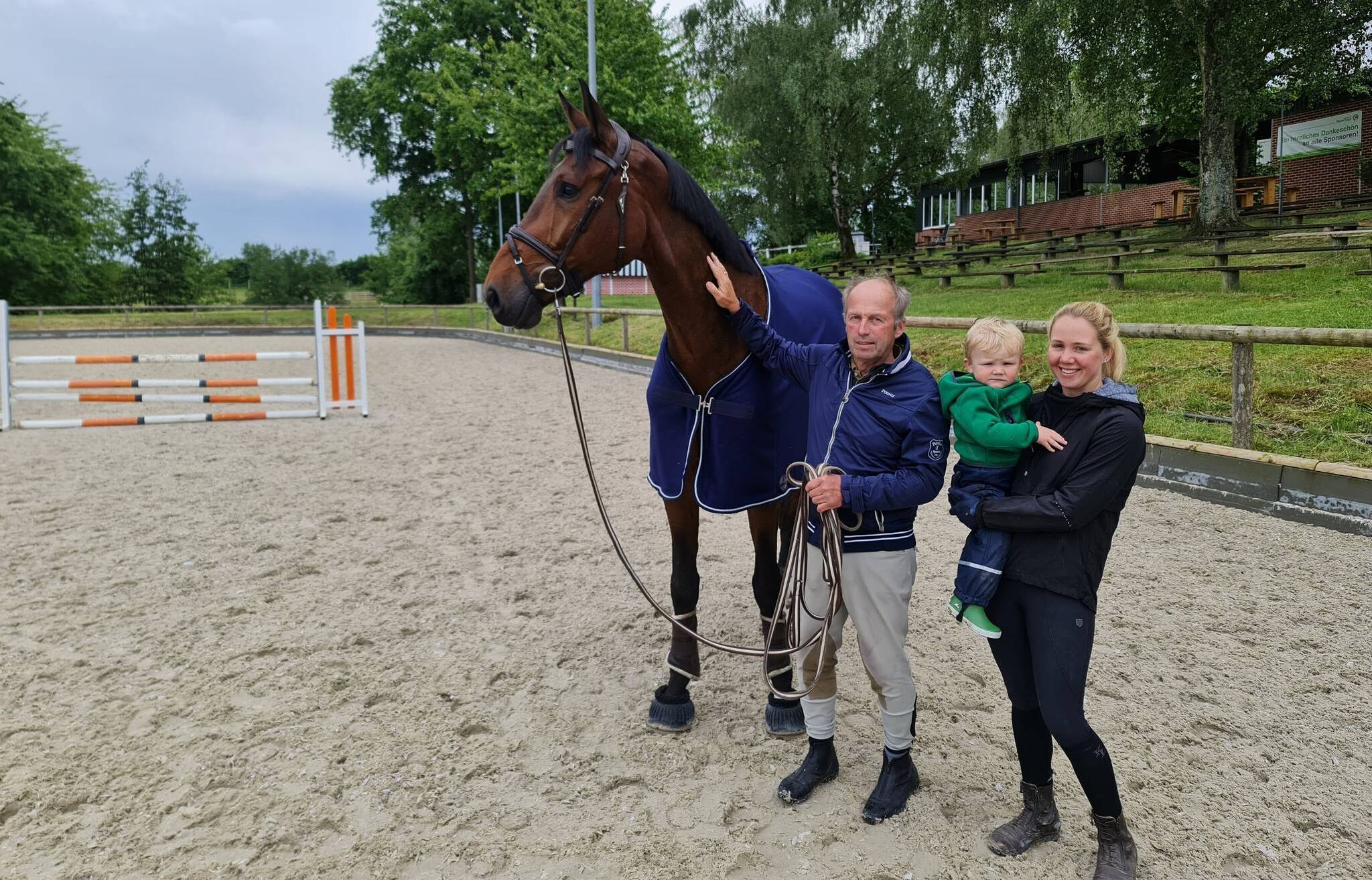  Drei Generationen einer Reiterfamilie: (v.li.) Hans-Willi Weber zusammen mit Tochter Antonia, Enkelsohn Lennard und Nachwuchsspringpferd Churchill W.  