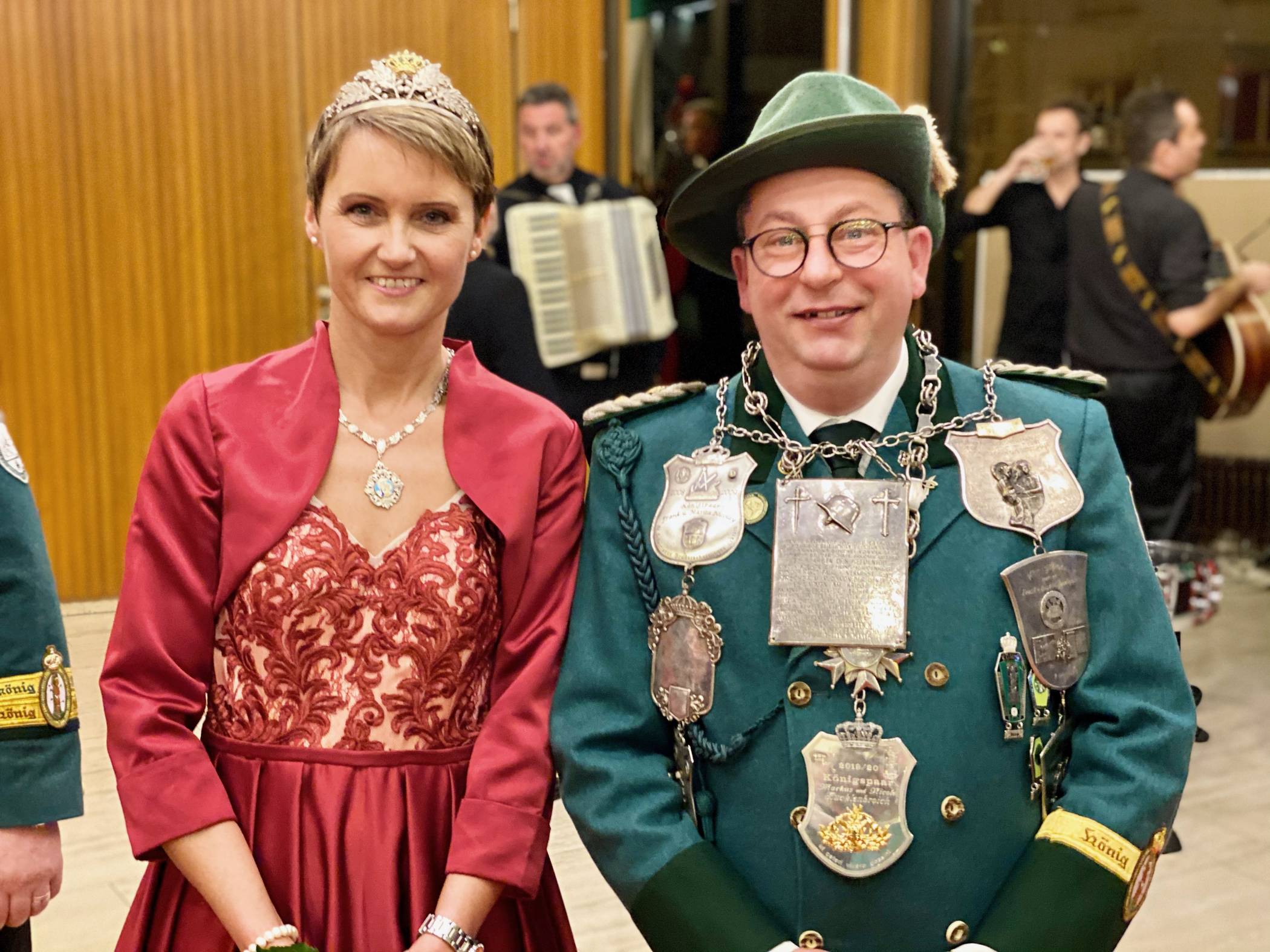  Das noch amtierende Königspaar - Markus und Nicole Hucklenbroich - freut sich auf das kommende Schützenfest und damit auf den Abschluss ihrer dreijährige Regentschaft.  
  