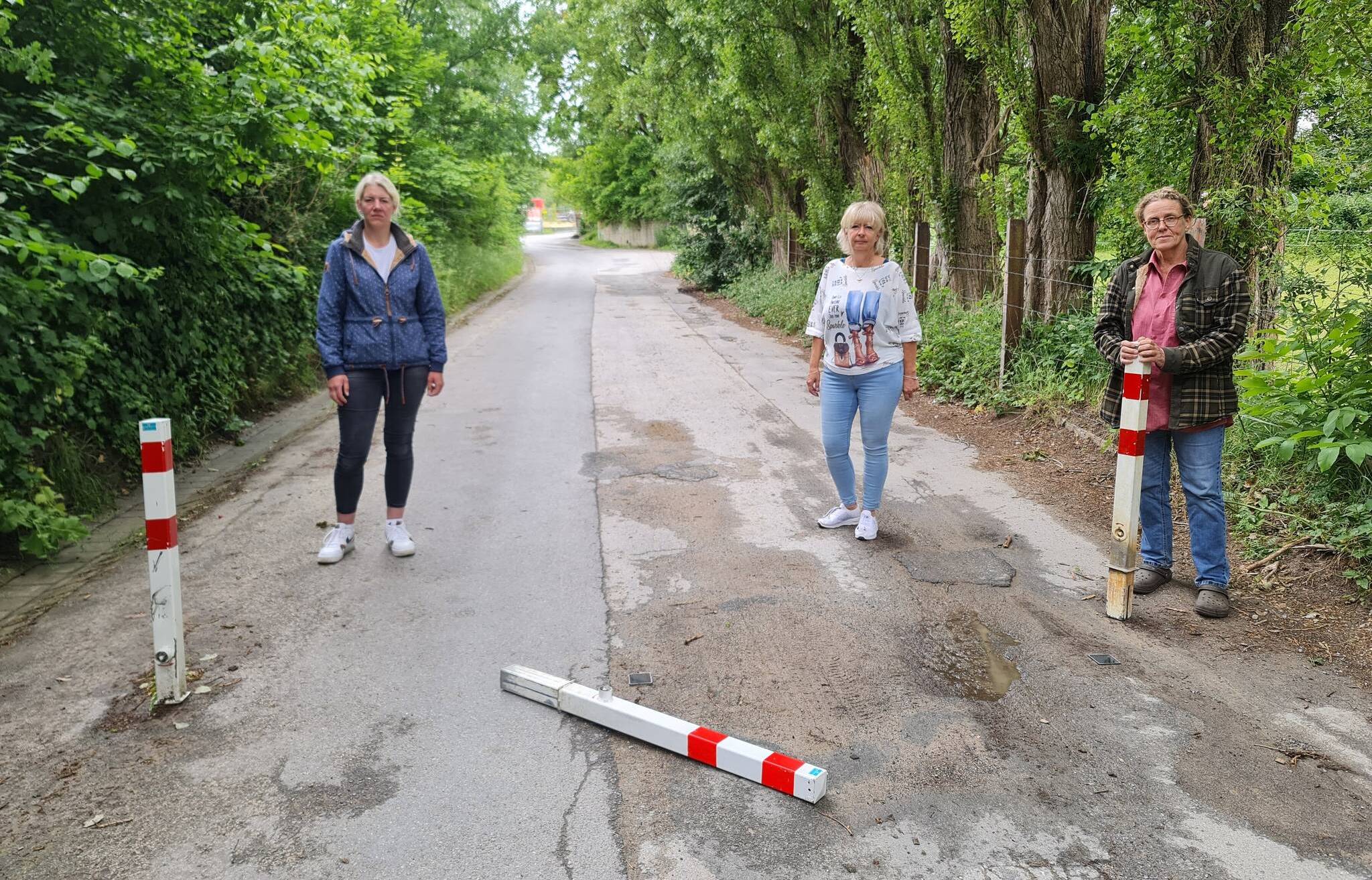  (v.li.) Anwohnerin Nicole Neuendorf, Sabine Lahnstein und Karin Blomenkamp an der Stelle, an der normalerweise die Poller stehen sollten.  
  