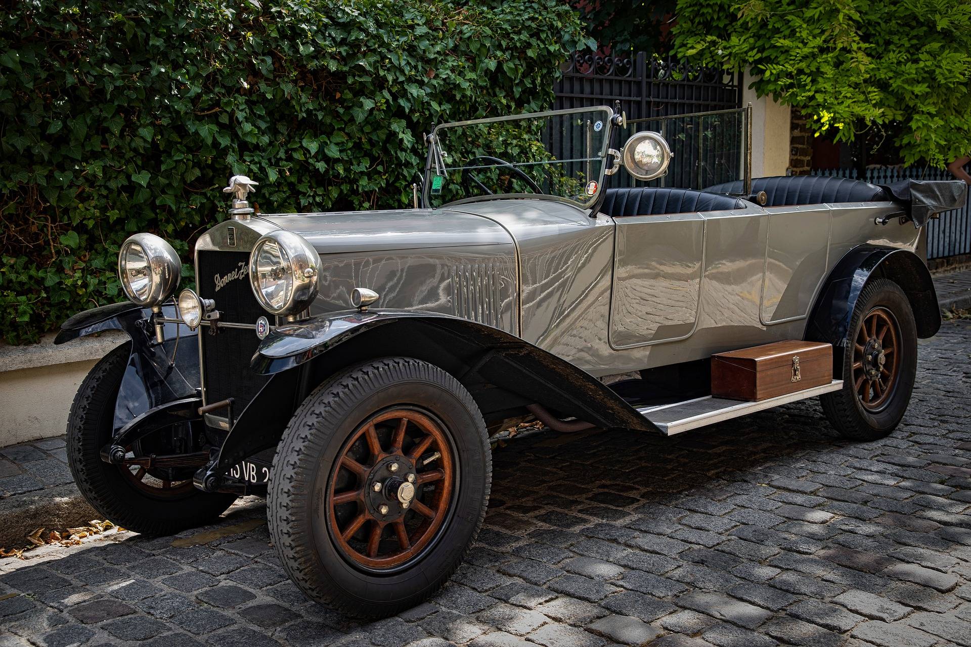 Oldtimer und Vintage Modenschau im Rosenhof Erkrath und im Rosenhof Hochdahl: Ein Nachmittag zwischen Chrom &amp; PS sowie Seidenstrumpf und Plateauschuh