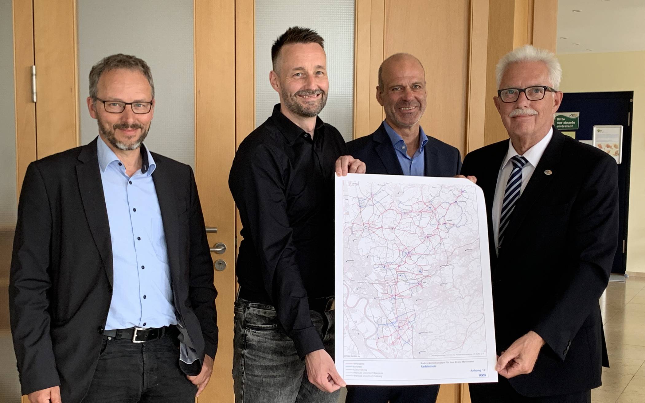  (v.l.): Planungsamtsleiter Georg Görtz, Michael Vieten von der IGS, Planungsdezernent Dr. Stephan Kopp und Landrat Thomas Hendele. 
