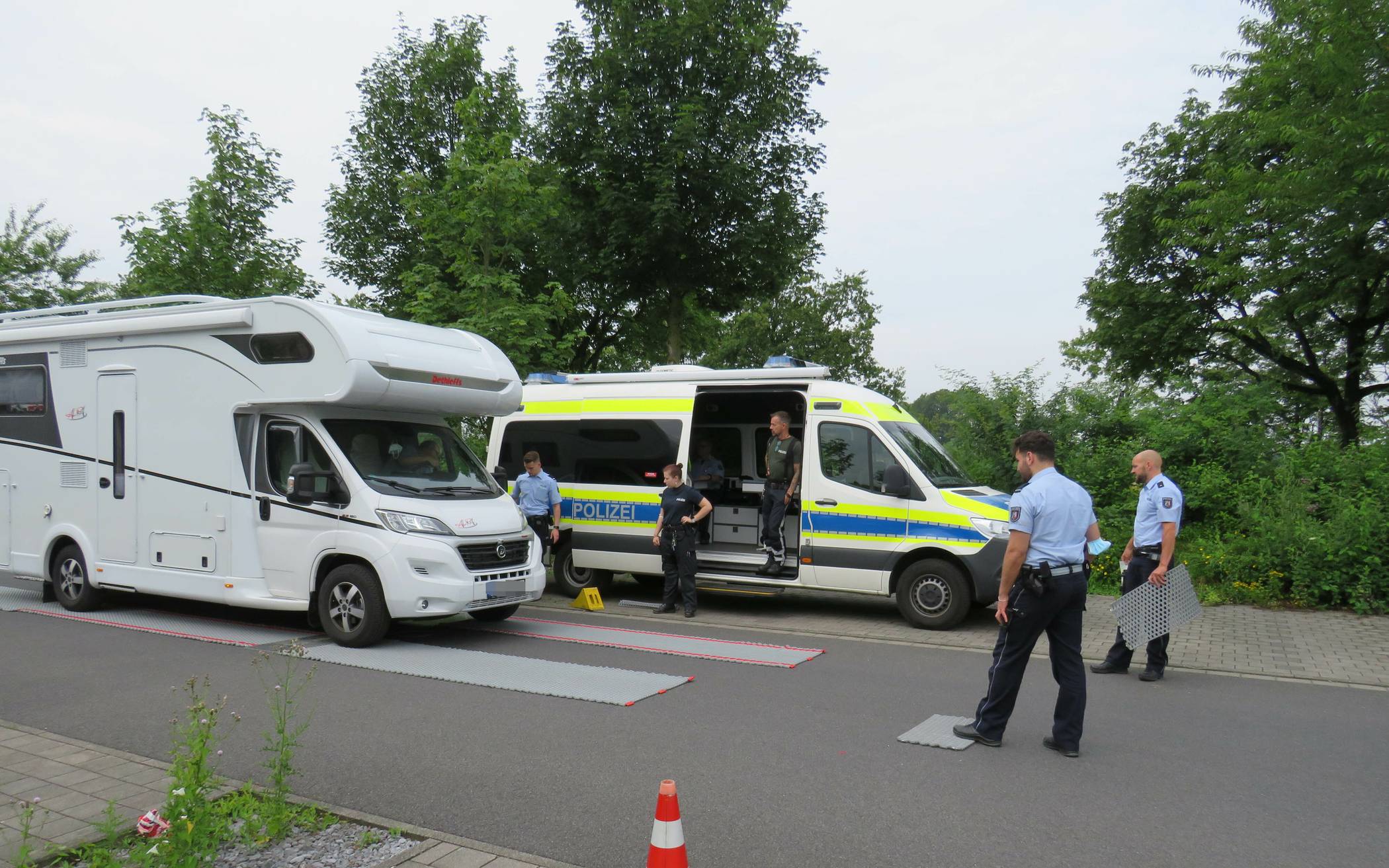  Symbolbild: Die Verkehrsexperten der Kreispolizeibehörde Mettmann laden erneut zu einer kostenlosen Verwiegeaktion für Wohnmobile und Wohnwagengespanne ein. 