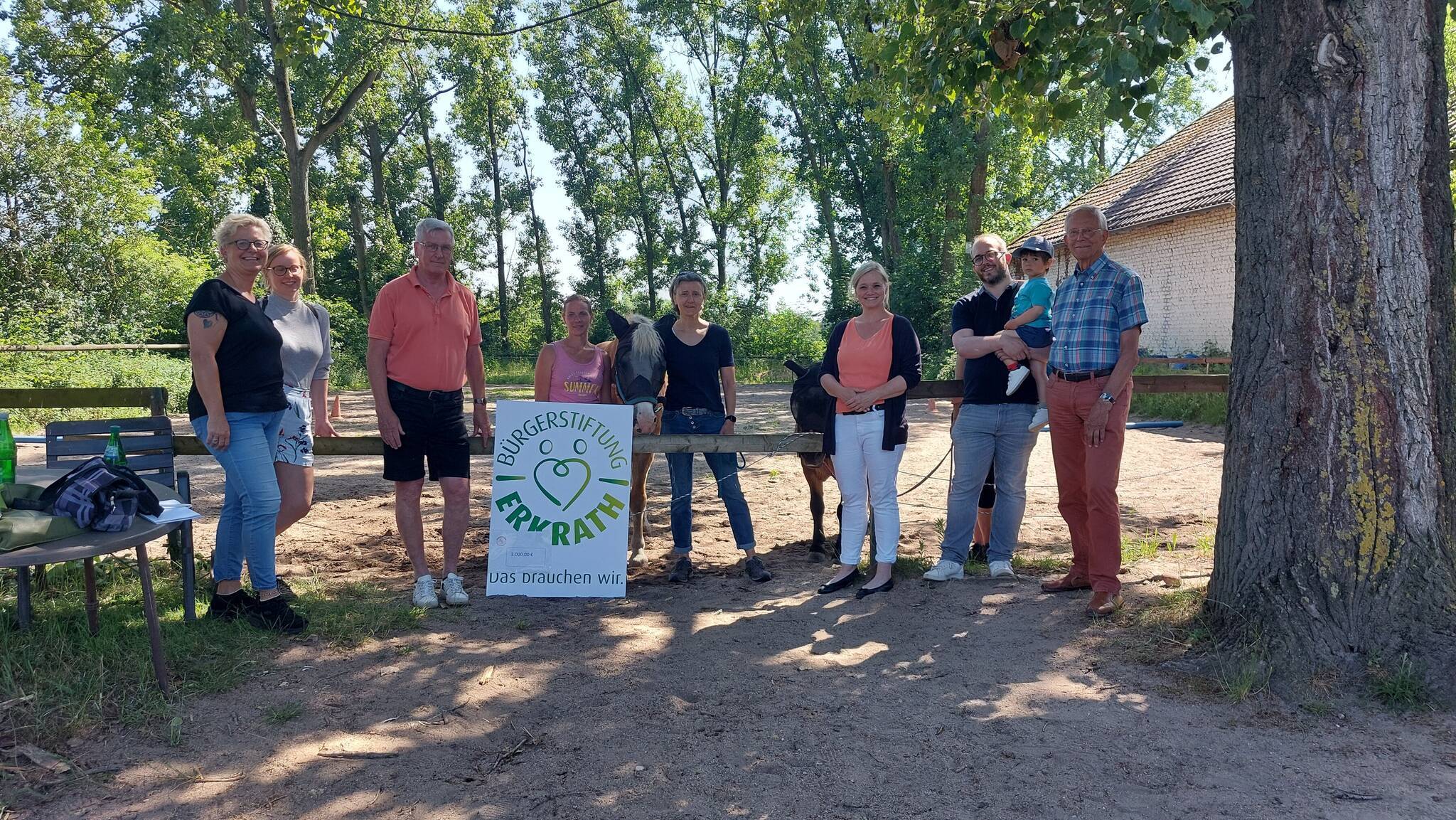  (v.li.) Andrea Bleichert vom Verein „Erkrath hält zusammen“, Katharina Lösch vom Verein „Du-Ich-Wir“, Jörg Jasper (stellvertretender Vorsitzender der Bürgerstiftung Erkrath), Dani (Koordinatorin der Ehrenamtler im Verein Seniorenpferde aktiv mit Kindern e.V. mit Pferd Träumer), Lydia Pache (1. Vorsitzende des Vereins Seniorenpferde aktiv mit Kindern e.V.) und Pony Monty, WDR-Moderatorin Daniela Bliersbach, Stephan Adolphy (1. Vorsitzender der Bürgerstiftung Erkrath) mit Sohn Hugo sowie Dr. Erhard Tönjes, (Beisitzer der Bürgerstiftung Erkrath).  