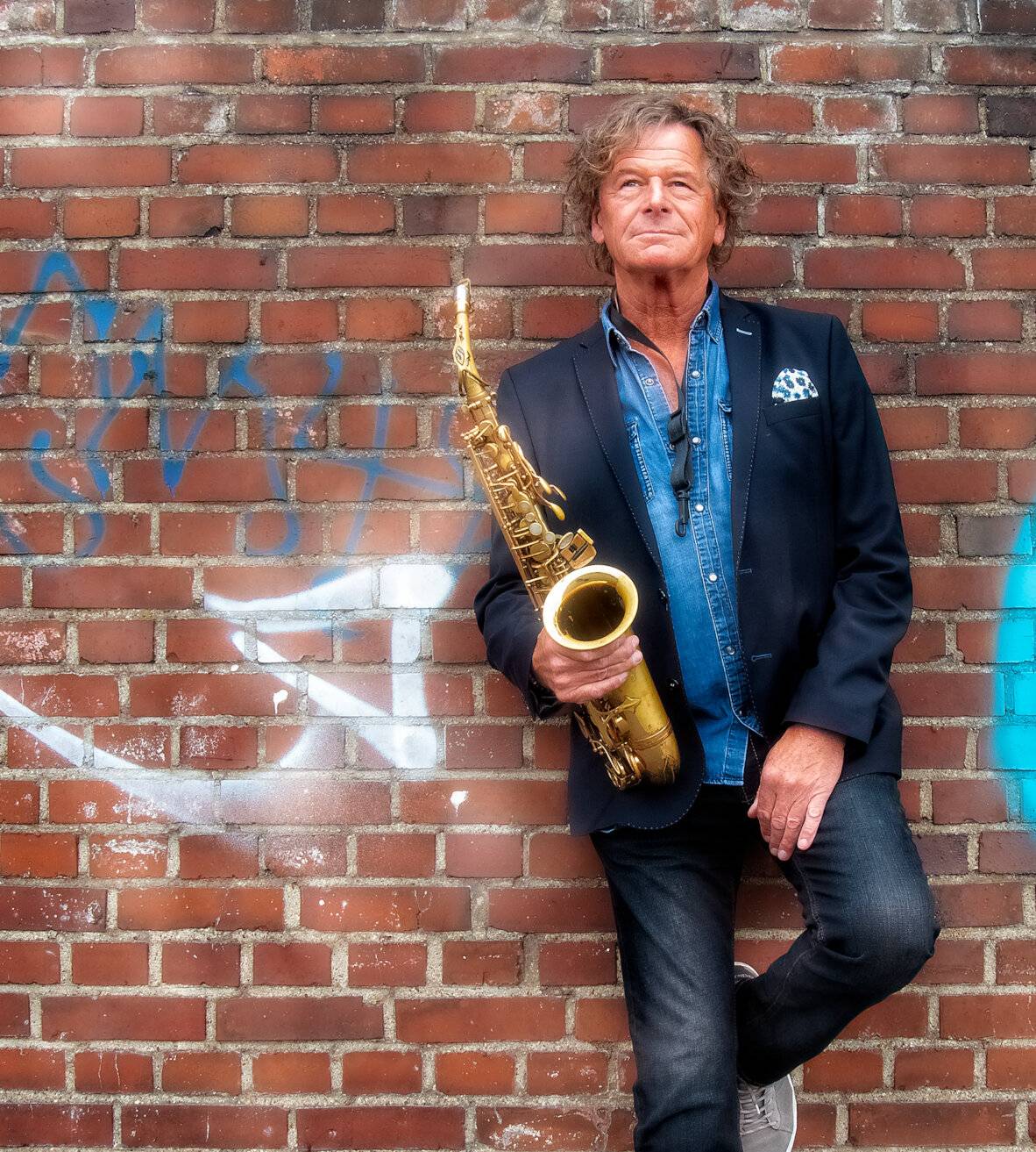  Musikalisch begleitet wird der Feierabendmarkt diesmal von dem Saxophonisten Dirk Trümmelmeyer, der eine Mischung aus Smooth Jazz bis hin zum stimmungsvollen Saxophon Solo Live Act darbieten wird. 